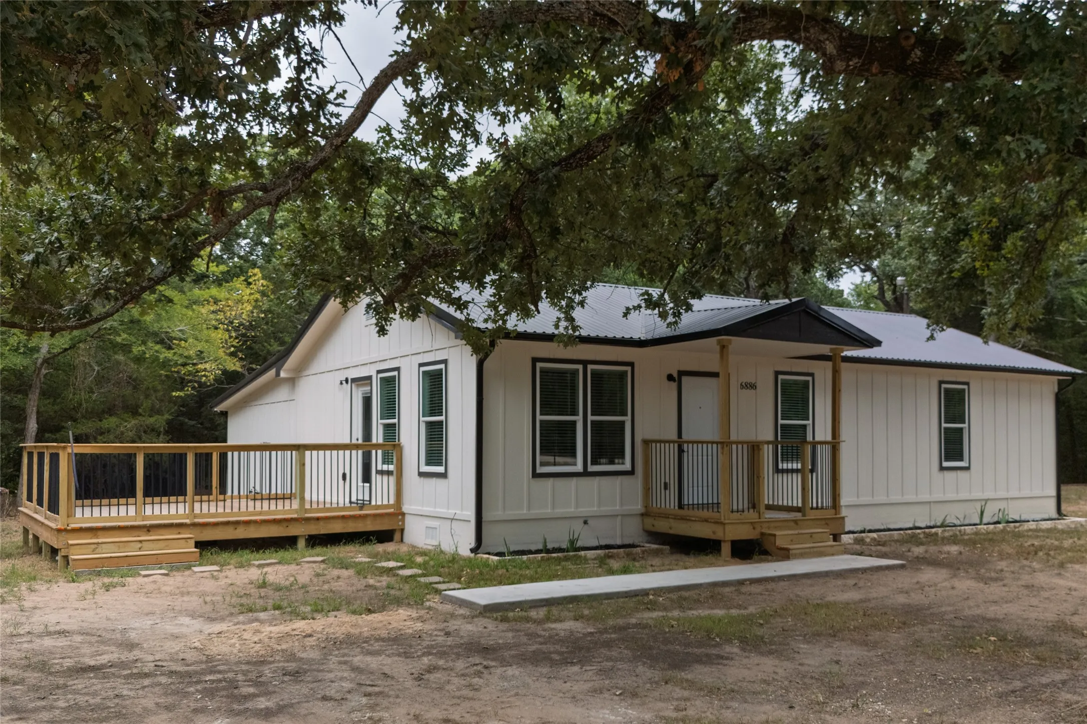 Single Family Residence For Sale in Hunt County , 6886 County Road 2550, Quinlan, Texas 75474, 3 Bedrooms, 2 Bathrooms, Garage spaces, 1,624 Sqft, built in 1980, Price $380,000, mls#21341625, Real Estate Agent in Quinlan, Homes For Sale in Hunt county, Homes For Sale in Quinlan, Realtor in Quinlan Texas, Real Estate Brokerage Independent Realty Texas, Luminita Cordes Realtor