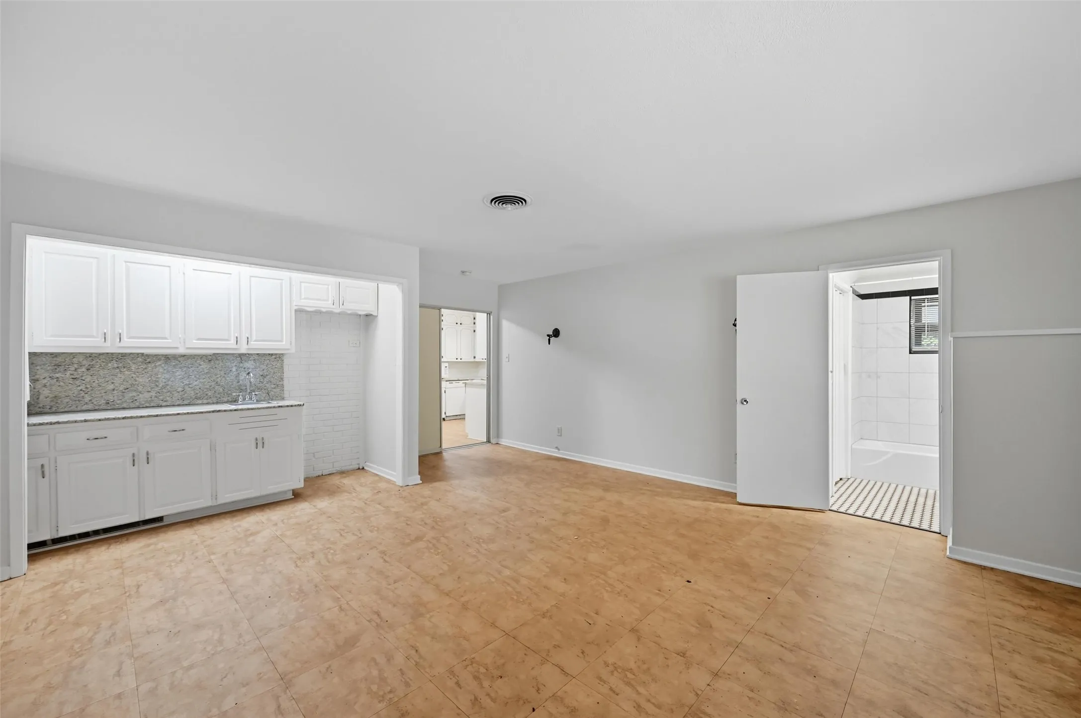 Single Family Residence For Rent in Tarrant County , 3512 Park Ridge Boulevard, Fort Worth, Texas 76109, 4 Bedroom, 3 Bathroom, Garage spaces, 2,479 Sqft, built in 1956, mls#21341981, Real Estate Agent in Fort Worth, Homes For Rent in Tarrant county, Homes For Rent in Fort Worth, Realtor in Fort Worth Texas, Real Estate Brokerage Independent Realty Texas, Luminita Cordes Realtor