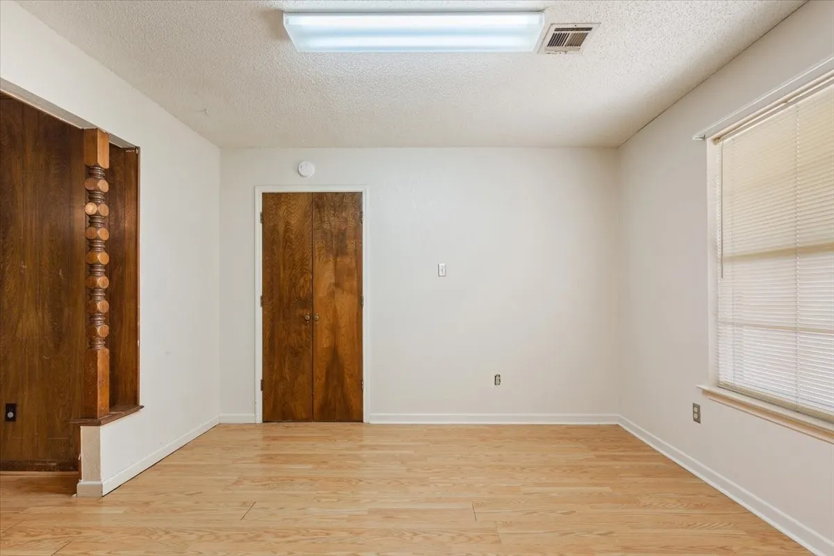 Single Family Residence For Sale in Mc Lennan County , 108 Towne West Drive, Lorena, Texas 76655, 3 Bedroom, 3 Bathroom, 1 Garage spaces, 1,793 Sqft, built in 1975, mls#21334990, Real Estate Agent in Lorena, Homes For Sale in Mc Lennan county, Homes For Sale in Lorena, Realtor in Lorena Texas, Real Estate Brokerage Independent Realty Texas, Luminita Cordes Realtor