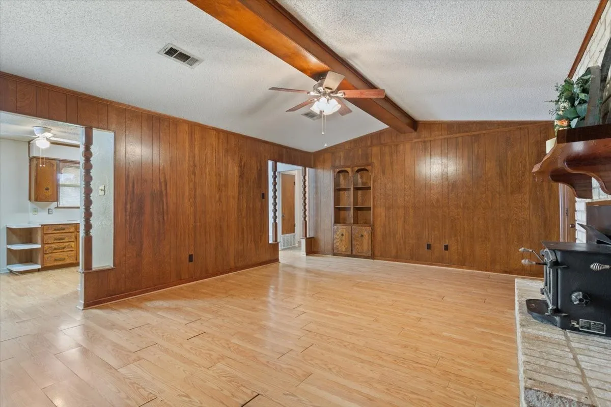 Single Family Residence For Sale in Mc Lennan County , 108 Towne West Drive, Lorena, Texas 76655, 3 Bedroom, 3 Bathroom, 1 Garage spaces, 1,793 Sqft, built in 1975, mls#21334990, Real Estate Agent in Lorena, Homes For Sale in Mc Lennan county, Homes For Sale in Lorena, Realtor in Lorena Texas, Real Estate Brokerage Independent Realty Texas, Luminita Cordes Realtor