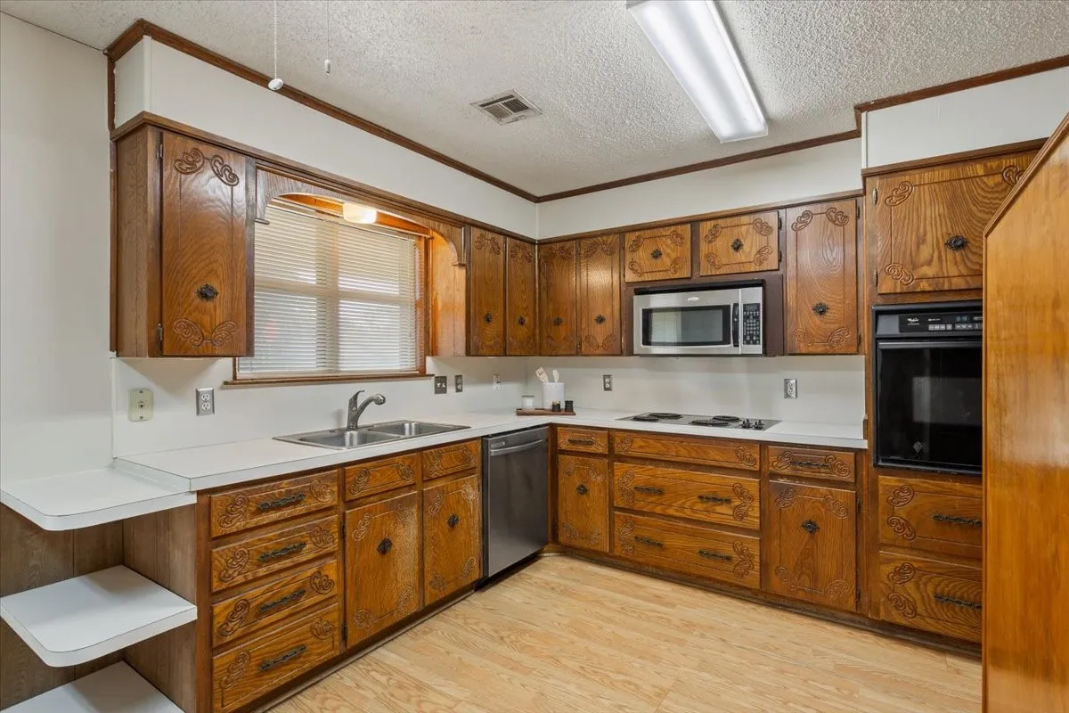 Single Family Residence For Sale in Mc Lennan County , 108 Towne West Drive, Lorena, Texas 76655, 3 Bedroom, 3 Bathroom, 1 Garage spaces, 1,793 Sqft, built in 1975, mls#21334990, Real Estate Agent in Lorena, Homes For Sale in Mc Lennan county, Homes For Sale in Lorena, Realtor in Lorena Texas, Real Estate Brokerage Independent Realty Texas, Luminita Cordes Realtor