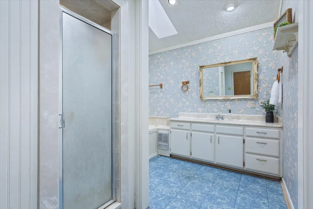 Single Family Residence For Sale in Mc Lennan County , 108 Towne West Drive, Lorena, Texas 76655, 3 Bedroom, 3 Bathroom, 1 Garage spaces, 1,793 Sqft, built in 1975, mls#21334990, Real Estate Agent in Lorena, Homes For Sale in Mc Lennan county, Homes For Sale in Lorena, Realtor in Lorena Texas, Real Estate Brokerage Independent Realty Texas, Luminita Cordes Realtor