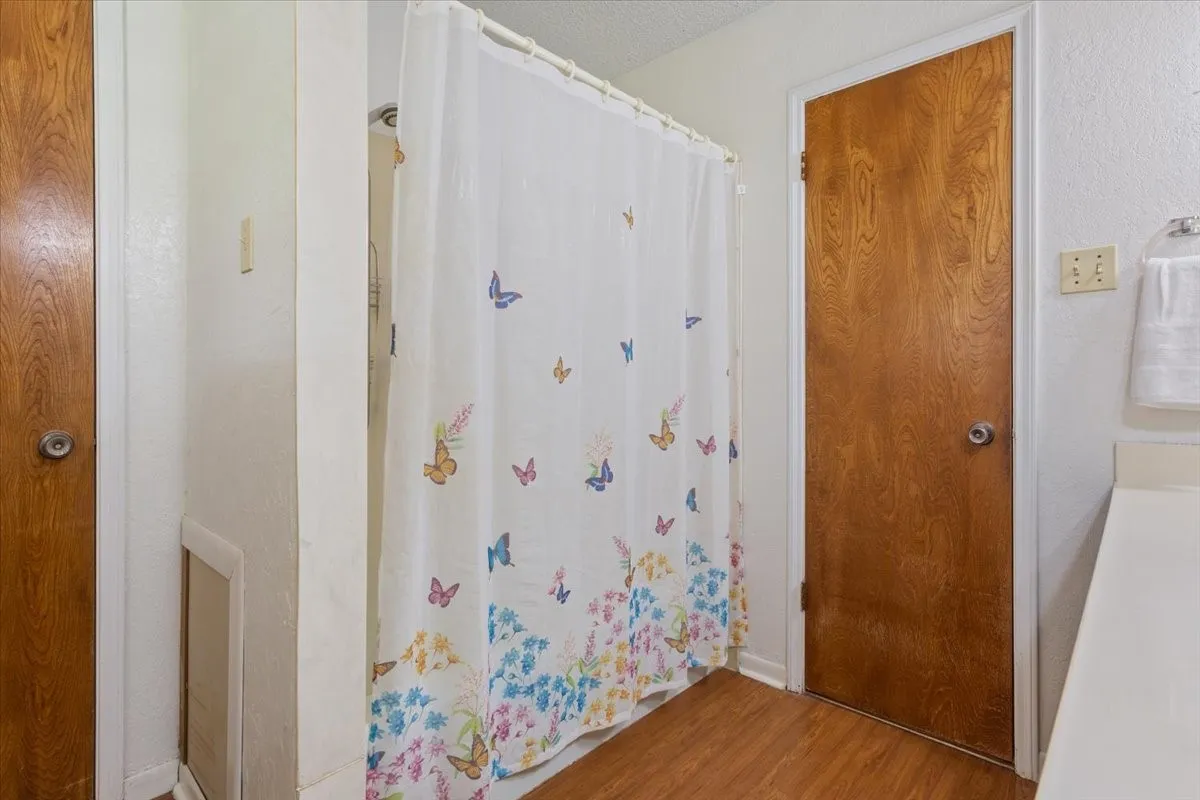 Single Family Residence For Sale in Mc Lennan County , 108 Towne West Drive, Lorena, Texas 76655, 3 Bedroom, 3 Bathroom, 1 Garage spaces, 1,793 Sqft, built in 1975, mls#21334990, Real Estate Agent in Lorena, Homes For Sale in Mc Lennan county, Homes For Sale in Lorena, Realtor in Lorena Texas, Real Estate Brokerage Independent Realty Texas, Luminita Cordes Realtor