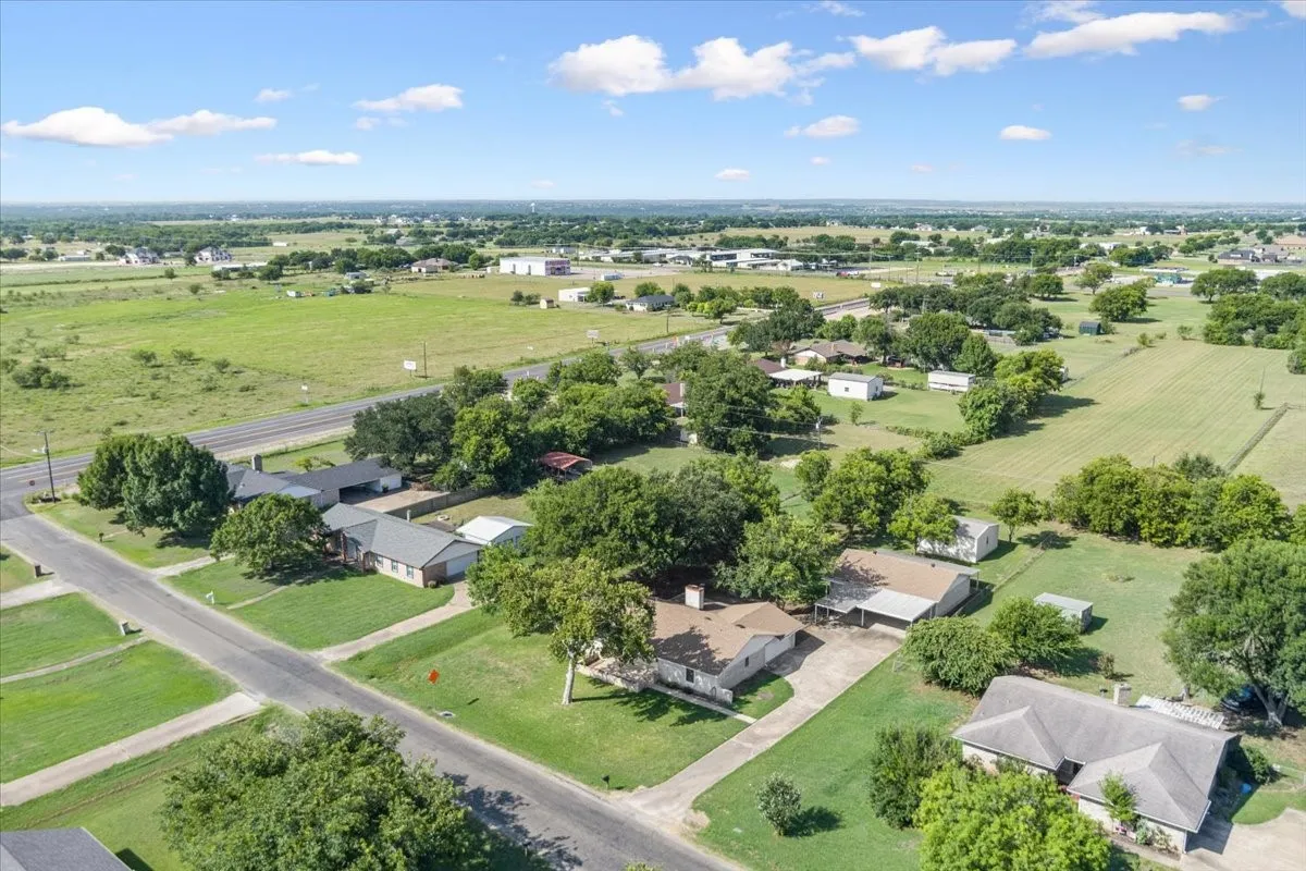 Single Family Residence For Sale in Mc Lennan County , 108 Towne West Drive, Lorena, Texas 76655, 3 Bedroom, 3 Bathroom, 1 Garage spaces, 1,793 Sqft, built in 1975, mls#21334990, Real Estate Agent in Lorena, Homes For Sale in Mc Lennan county, Homes For Sale in Lorena, Realtor in Lorena Texas, Real Estate Brokerage Independent Realty Texas, Luminita Cordes Realtor