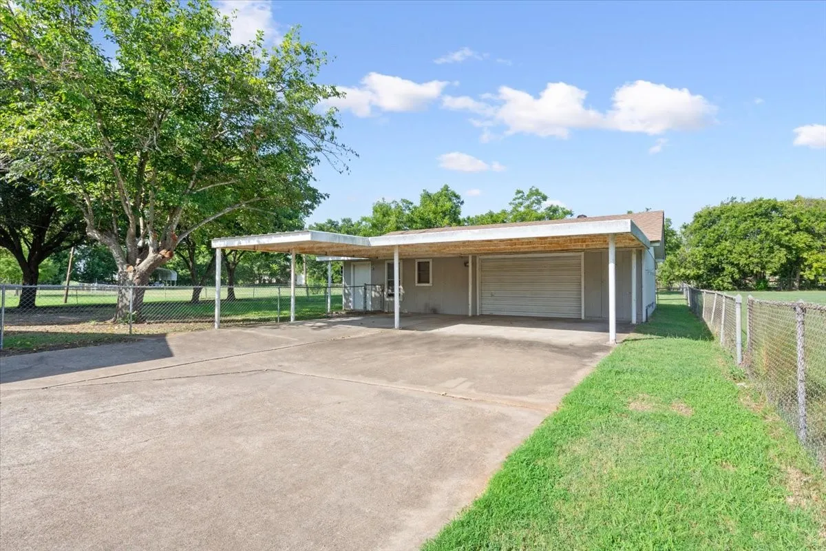 Single Family Residence For Sale in Mc Lennan County , 108 Towne West Drive, Lorena, Texas 76655, 3 Bedroom, 3 Bathroom, 1 Garage spaces, 1,793 Sqft, built in 1975, mls#21334990, Real Estate Agent in Lorena, Homes For Sale in Mc Lennan county, Homes For Sale in Lorena, Realtor in Lorena Texas, Real Estate Brokerage Independent Realty Texas, Luminita Cordes Realtor