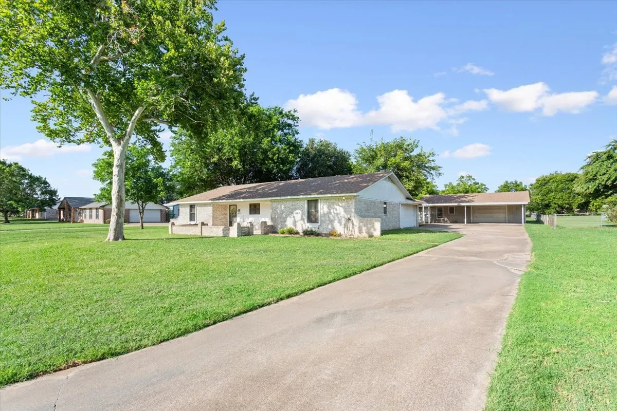 Single Family Residence For Sale in Mc Lennan County , 108 Towne West Drive, Lorena, Texas 76655, 3 Bedroom, 3 Bathroom, 1 Garage spaces, 1,793 Sqft, built in 1975, mls#21334990, Real Estate Agent in Lorena, Homes For Sale in Mc Lennan county, Homes For Sale in Lorena, Realtor in Lorena Texas, Real Estate Brokerage Independent Realty Texas, Luminita Cordes Realtor