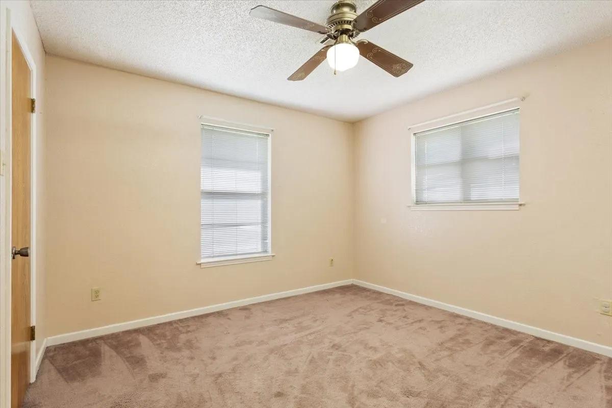 Single Family Residence For Sale in Mc Lennan County , 108 Towne West Drive, Lorena, Texas 76655, 3 Bedroom, 3 Bathroom, 1 Garage spaces, 1,793 Sqft, built in 1975, mls#21334990, Real Estate Agent in Lorena, Homes For Sale in Mc Lennan county, Homes For Sale in Lorena, Realtor in Lorena Texas, Real Estate Brokerage Independent Realty Texas, Luminita Cordes Realtor