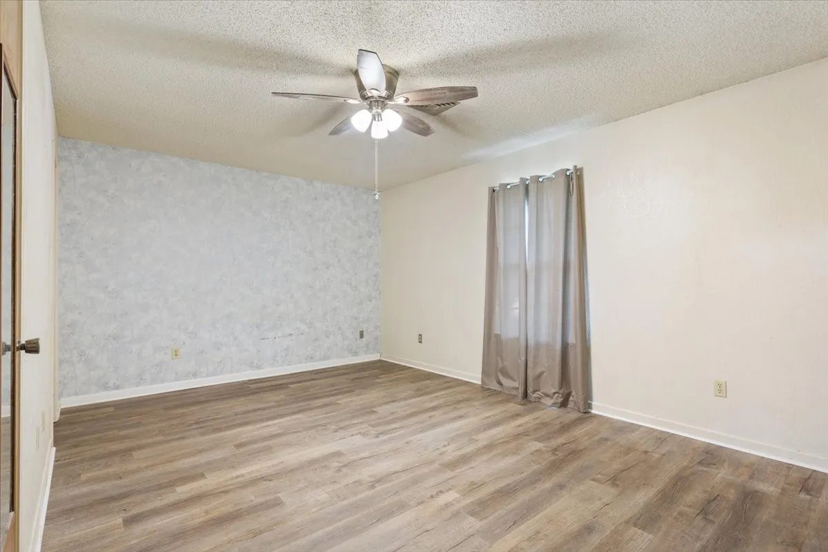 Single Family Residence For Sale in Mc Lennan County , 108 Towne West Drive, Lorena, Texas 76655, 3 Bedroom, 3 Bathroom, 1 Garage spaces, 1,793 Sqft, built in 1975, mls#21334990, Real Estate Agent in Lorena, Homes For Sale in Mc Lennan county, Homes For Sale in Lorena, Realtor in Lorena Texas, Real Estate Brokerage Independent Realty Texas, Luminita Cordes Realtor