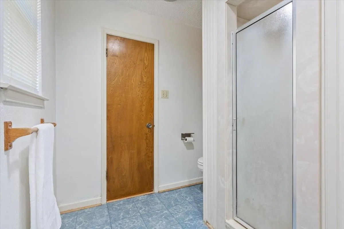 Single Family Residence For Sale in Mc Lennan County , 108 Towne West Drive, Lorena, Texas 76655, 3 Bedroom, 3 Bathroom, 1 Garage spaces, 1,793 Sqft, built in 1975, mls#21334990, Real Estate Agent in Lorena, Homes For Sale in Mc Lennan county, Homes For Sale in Lorena, Realtor in Lorena Texas, Real Estate Brokerage Independent Realty Texas, Luminita Cordes Realtor