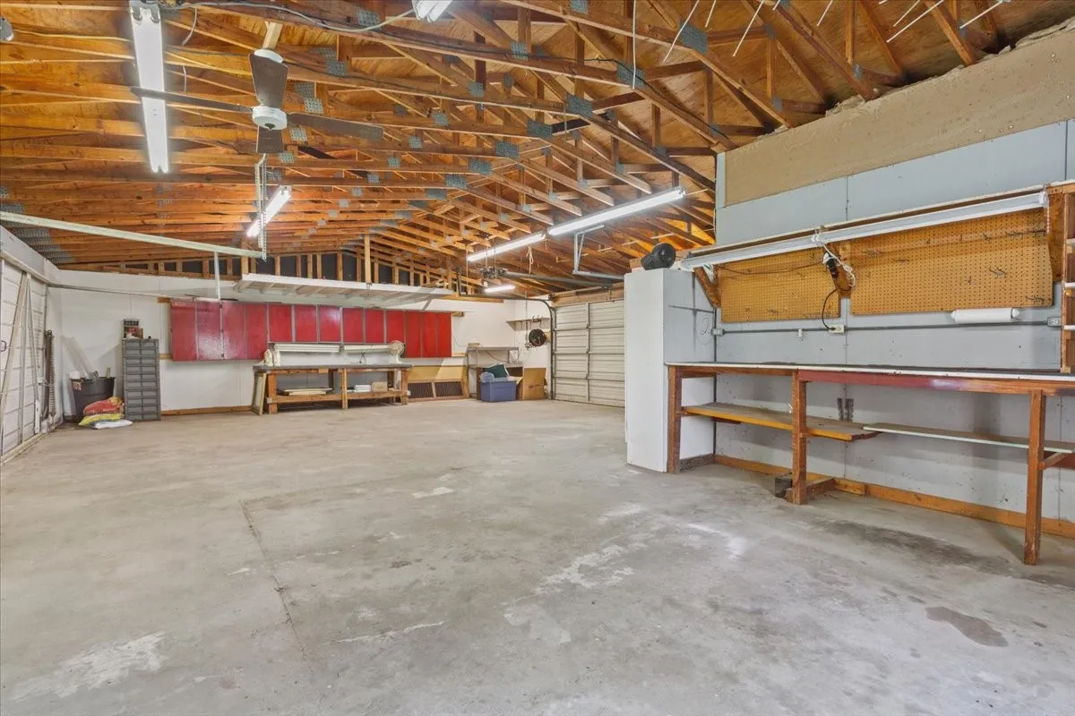Single Family Residence For Sale in Mc Lennan County , 108 Towne West Drive, Lorena, Texas 76655, 3 Bedroom, 3 Bathroom, 1 Garage spaces, 1,793 Sqft, built in 1975, mls#21334990, Real Estate Agent in Lorena, Homes For Sale in Mc Lennan county, Homes For Sale in Lorena, Realtor in Lorena Texas, Real Estate Brokerage Independent Realty Texas, Luminita Cordes Realtor