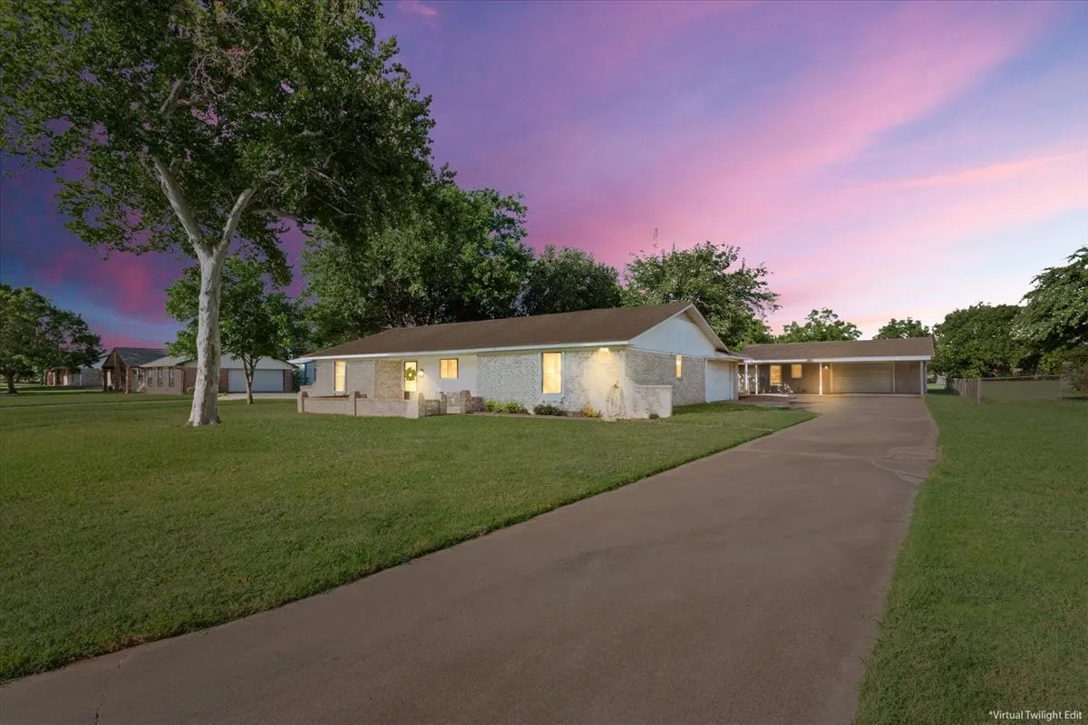 Single Family Residence For Sale in Mc Lennan County , 108 Towne West Drive, Lorena, Texas 76655, 3 Bedroom, 3 Bathroom, 1 Garage spaces, 1,793 Sqft, built in 1975, mls#21334990, Real Estate Agent in Lorena, Homes For Sale in Mc Lennan county, Homes For Sale in Lorena, Realtor in Lorena Texas, Real Estate Brokerage Independent Realty Texas, Luminita Cordes Realtor