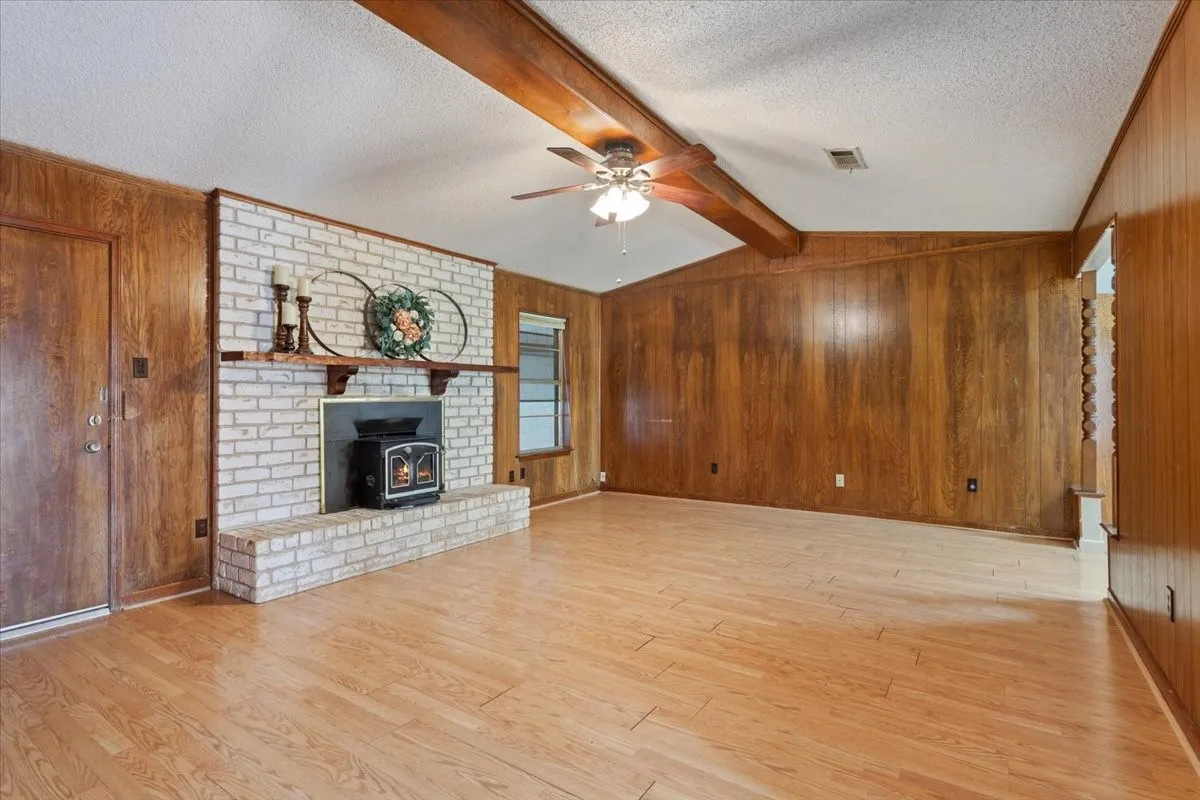 Single Family Residence For Sale in Mc Lennan County , 108 Towne West Drive, Lorena, Texas 76655, 3 Bedroom, 3 Bathroom, 1 Garage spaces, 1,793 Sqft, built in 1975, mls#21334990, Real Estate Agent in Lorena, Homes For Sale in Mc Lennan county, Homes For Sale in Lorena, Realtor in Lorena Texas, Real Estate Brokerage Independent Realty Texas, Luminita Cordes Realtor