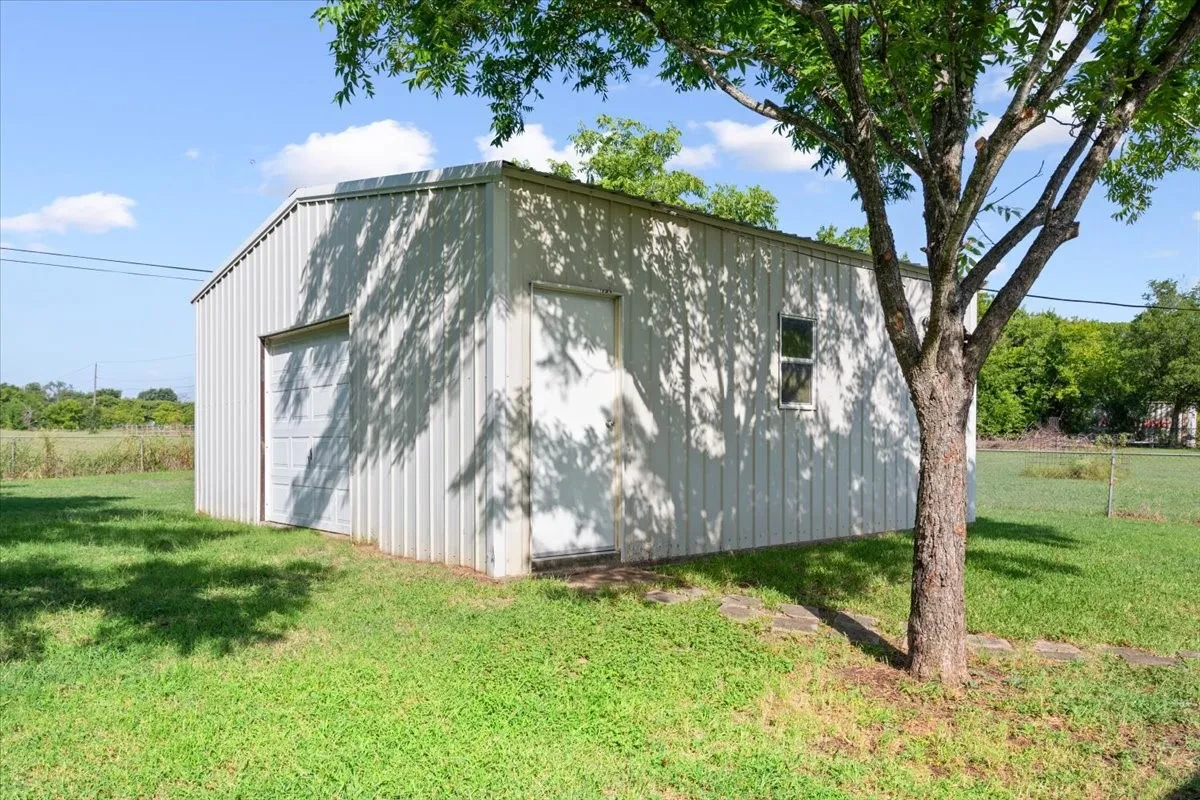 Single Family Residence For Sale in Mc Lennan County , 108 Towne West Drive, Lorena, Texas 76655, 3 Bedroom, 3 Bathroom, 1 Garage spaces, 1,793 Sqft, built in 1975, mls#21334990, Real Estate Agent in Lorena, Homes For Sale in Mc Lennan county, Homes For Sale in Lorena, Realtor in Lorena Texas, Real Estate Brokerage Independent Realty Texas, Luminita Cordes Realtor