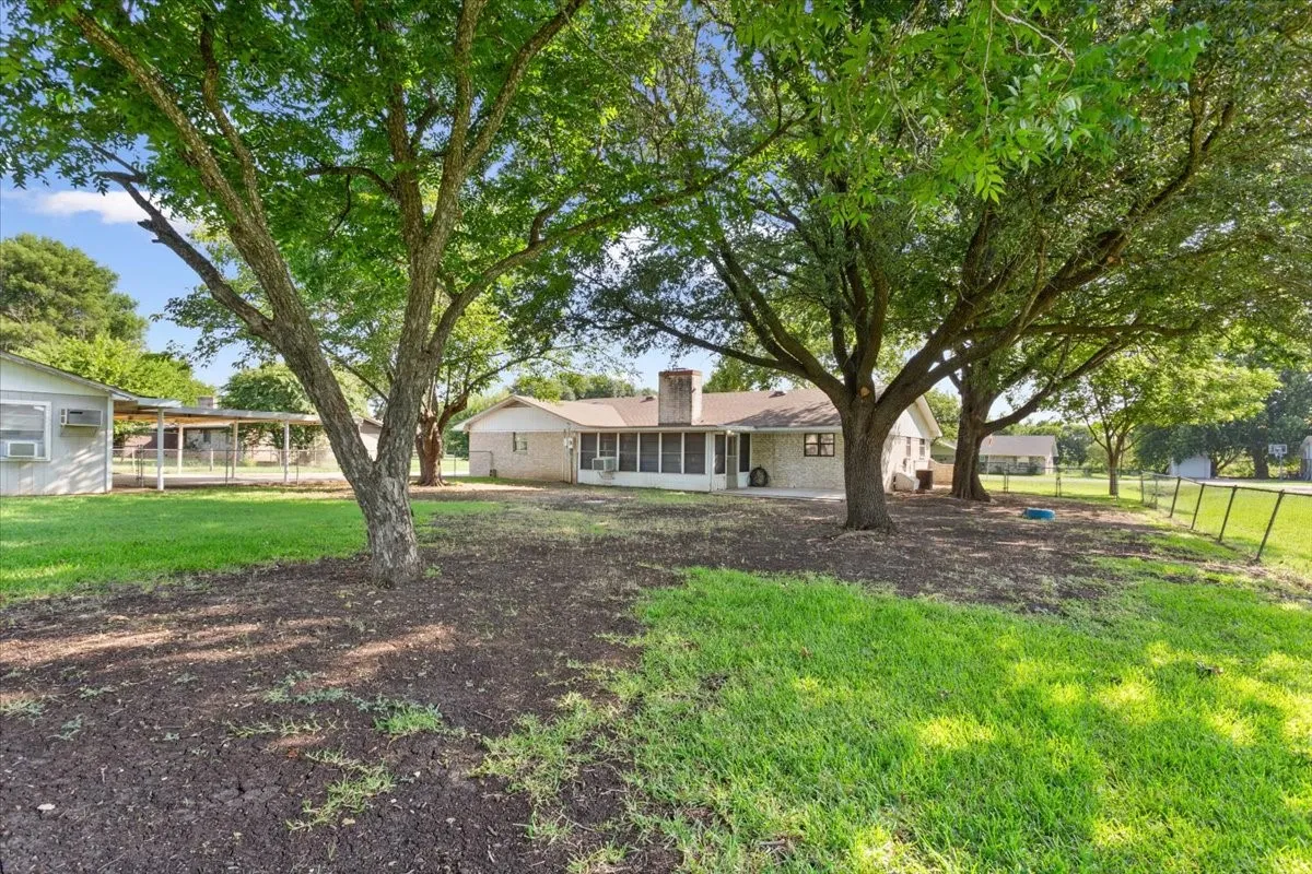 Single Family Residence For Sale in Mc Lennan County , 108 Towne West Drive, Lorena, Texas 76655, 3 Bedroom, 3 Bathroom, 1 Garage spaces, 1,793 Sqft, built in 1975, mls#21334990, Real Estate Agent in Lorena, Homes For Sale in Mc Lennan county, Homes For Sale in Lorena, Realtor in Lorena Texas, Real Estate Brokerage Independent Realty Texas, Luminita Cordes Realtor