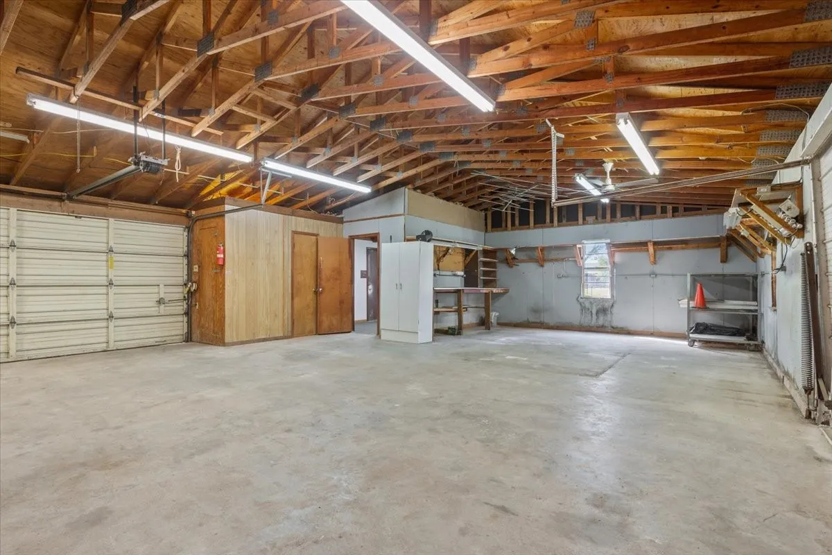 Single Family Residence For Sale in Mc Lennan County , 108 Towne West Drive, Lorena, Texas 76655, 3 Bedroom, 3 Bathroom, 1 Garage spaces, 1,793 Sqft, built in 1975, mls#21334990, Real Estate Agent in Lorena, Homes For Sale in Mc Lennan county, Homes For Sale in Lorena, Realtor in Lorena Texas, Real Estate Brokerage Independent Realty Texas, Luminita Cordes Realtor
