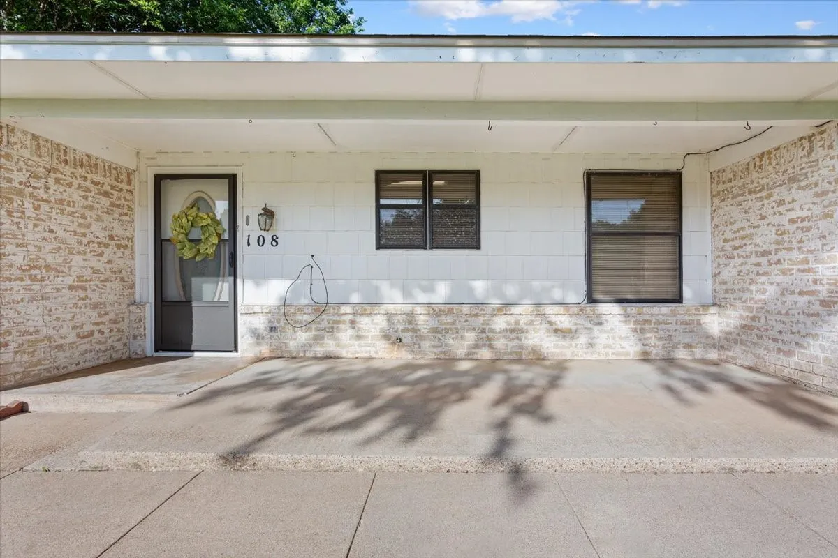 Single Family Residence For Sale in Mc Lennan County , 108 Towne West Drive, Lorena, Texas 76655, 3 Bedroom, 3 Bathroom, 1 Garage spaces, 1,793 Sqft, built in 1975, mls#21334990, Real Estate Agent in Lorena, Homes For Sale in Mc Lennan county, Homes For Sale in Lorena, Realtor in Lorena Texas, Real Estate Brokerage Independent Realty Texas, Luminita Cordes Realtor