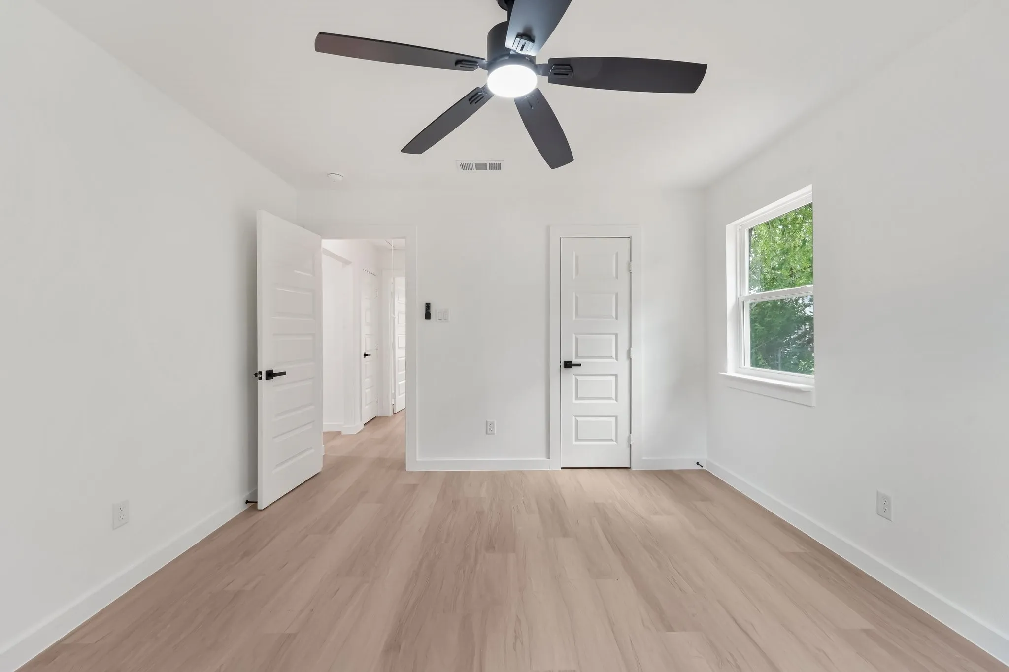 Single Family Residence For Sale in Dallas County , 818 Chickasaw Trace, Grand Prairie, Texas 75051, 4 Bedroom, 2 Bathroom, Garage spaces, 1,477 Sqft, built in 1942, mls#21339588, Real Estate Agent in Grand Prairie, Homes For Sale in Dallas county, Homes For Sale in Grand Prairie, Realtor in Grand Prairie Texas, Real Estate Brokerage Independent Realty Texas, Luminita Cordes Realtor