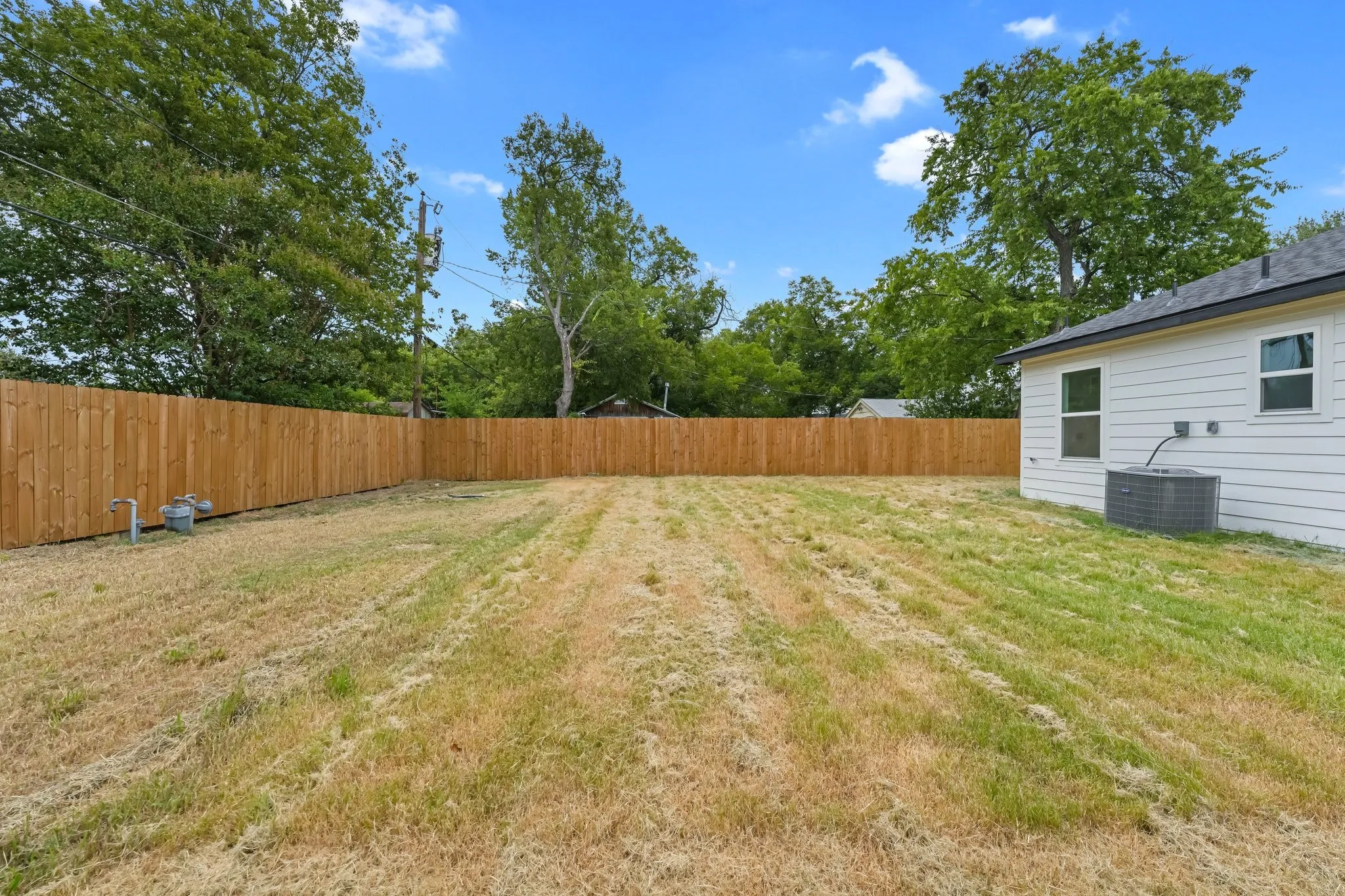 Single Family Residence For Sale in Dallas County , 818 Chickasaw Trace, Grand Prairie, Texas 75051, 4 Bedroom, 2 Bathroom, Garage spaces, 1,477 Sqft, built in 1942, mls#21339588, Real Estate Agent in Grand Prairie, Homes For Sale in Dallas county, Homes For Sale in Grand Prairie, Realtor in Grand Prairie Texas, Real Estate Brokerage Independent Realty Texas, Luminita Cordes Realtor