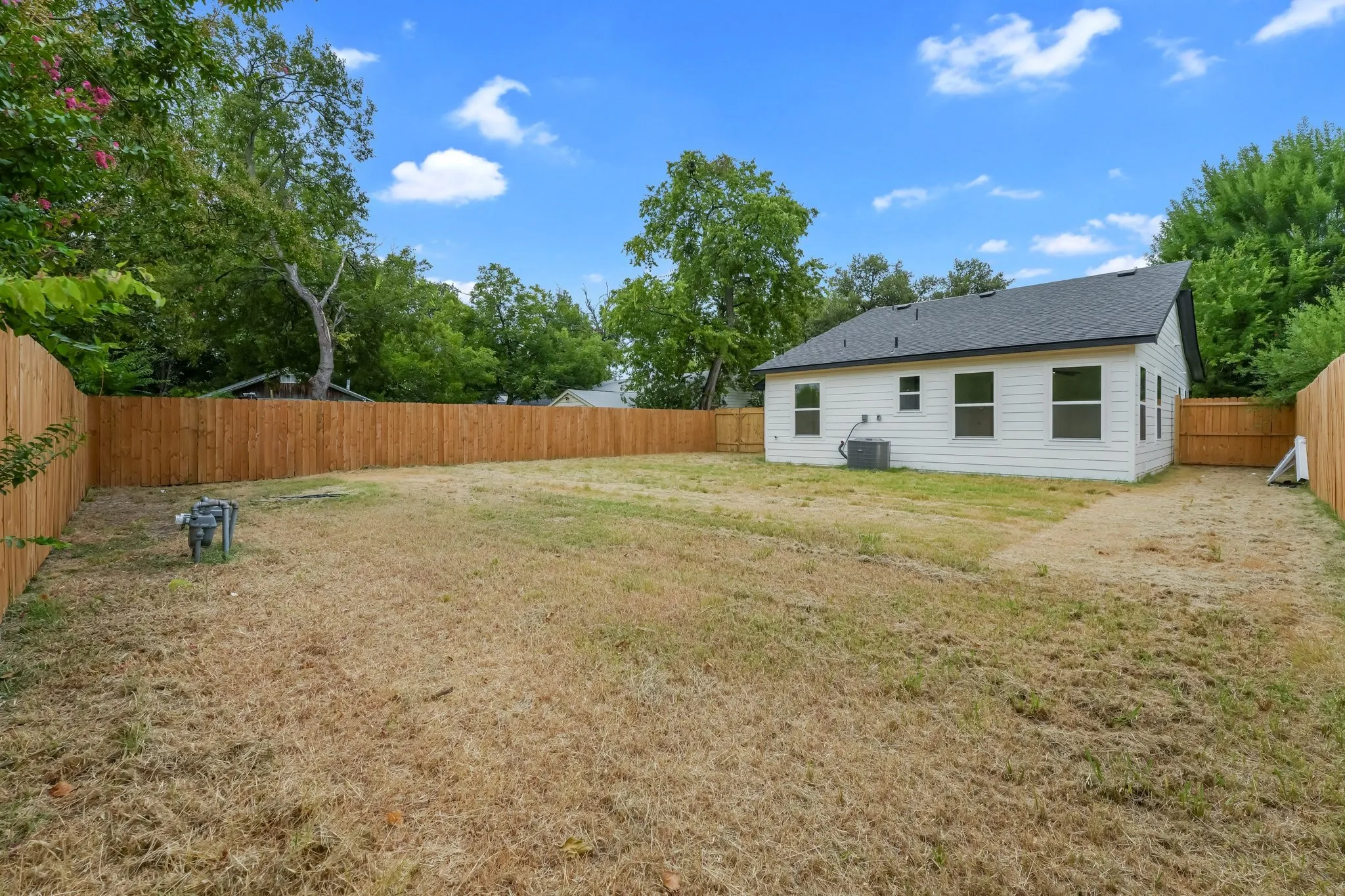 Single Family Residence For Sale in Dallas County , 818 Chickasaw Trace, Grand Prairie, Texas 75051, 4 Bedroom, 2 Bathroom, Garage spaces, 1,477 Sqft, built in 1942, mls#21339588, Real Estate Agent in Grand Prairie, Homes For Sale in Dallas county, Homes For Sale in Grand Prairie, Realtor in Grand Prairie Texas, Real Estate Brokerage Independent Realty Texas, Luminita Cordes Realtor