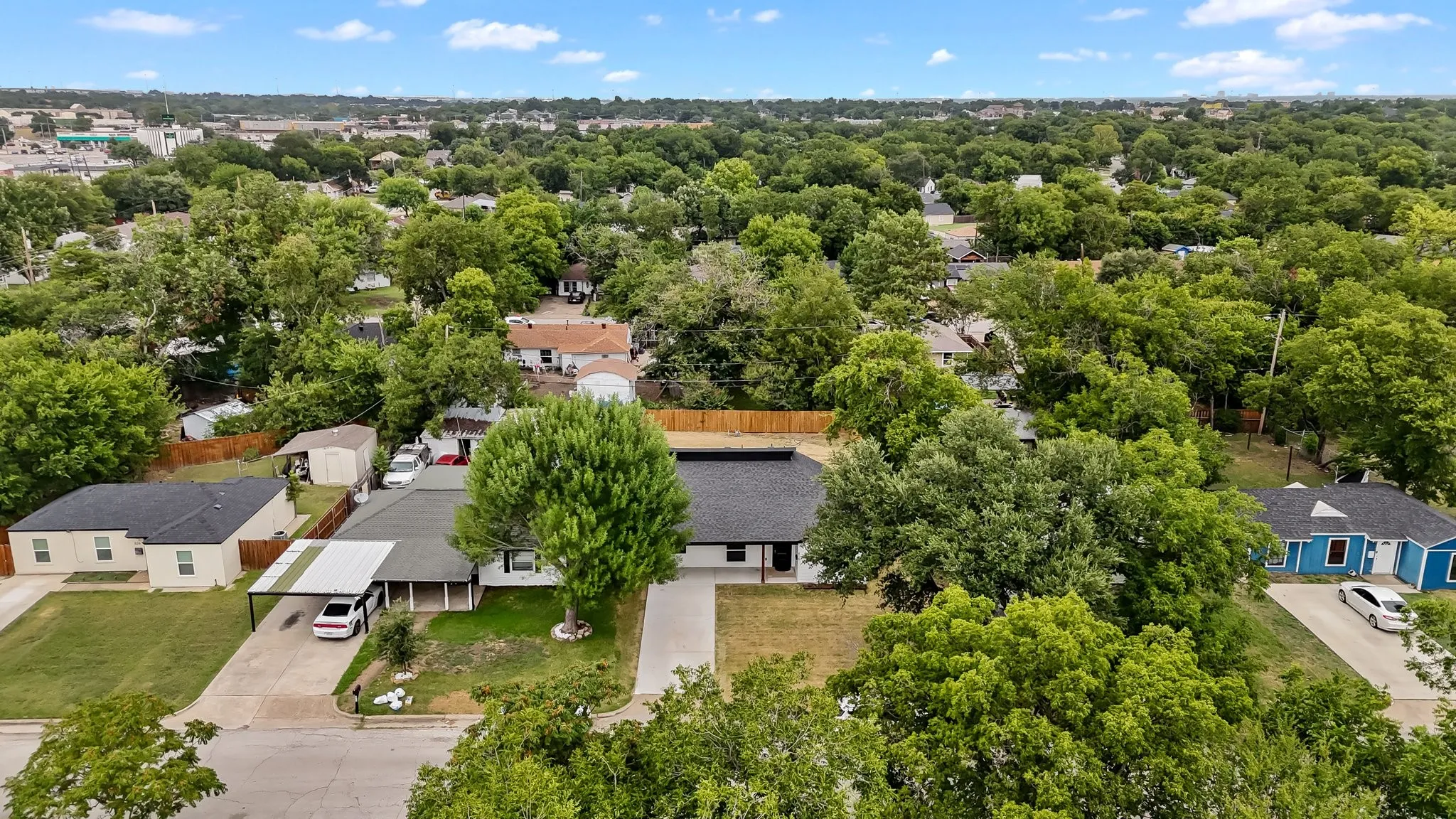 Single Family Residence For Sale in Dallas County , 818 Chickasaw Trace, Grand Prairie, Texas 75051, 4 Bedroom, 2 Bathroom, Garage spaces, 1,477 Sqft, built in 1942, mls#21339588, Real Estate Agent in Grand Prairie, Homes For Sale in Dallas county, Homes For Sale in Grand Prairie, Realtor in Grand Prairie Texas, Real Estate Brokerage Independent Realty Texas, Luminita Cordes Realtor
