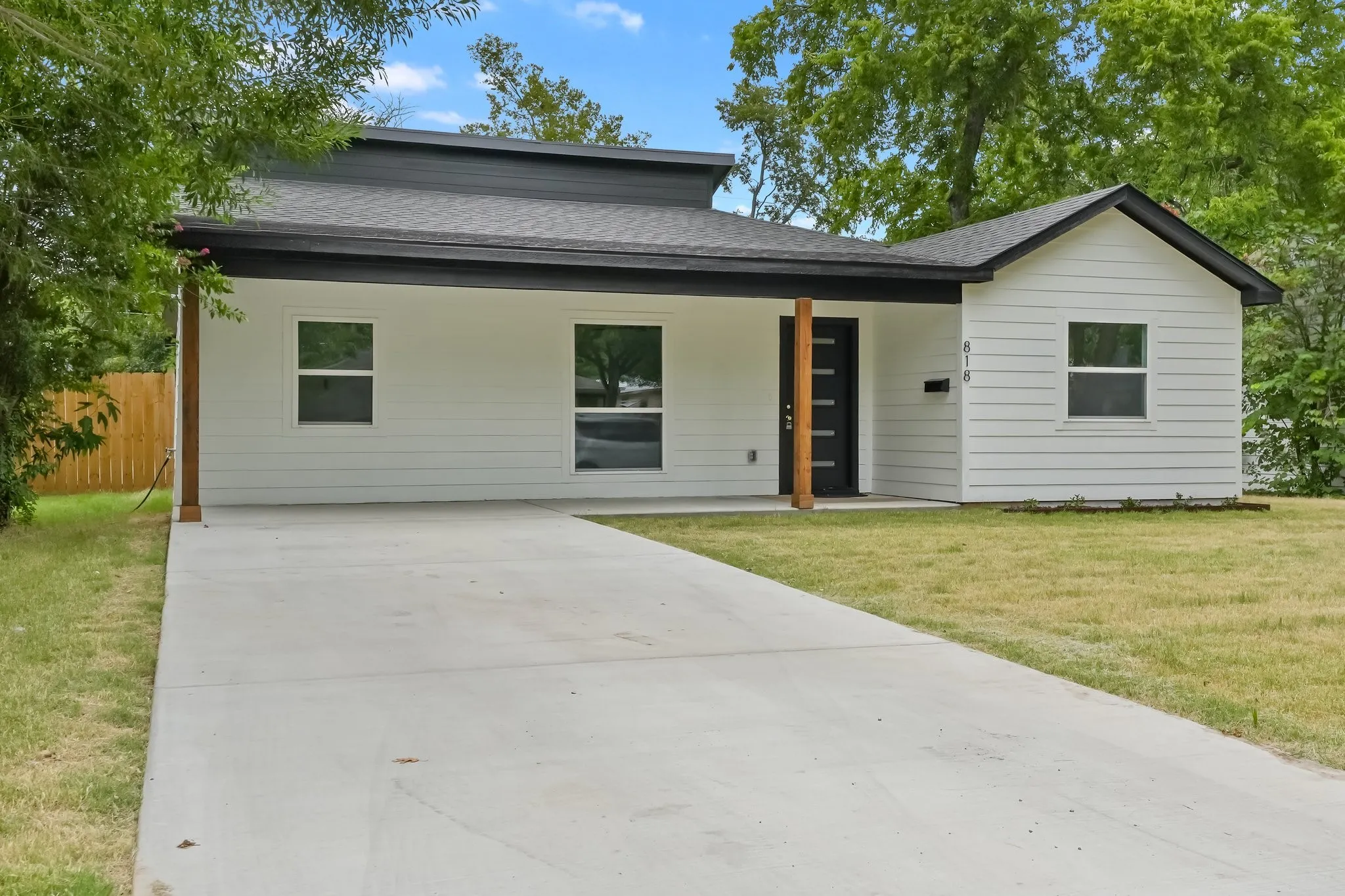 Single Family Residence For Sale in Dallas County , 818 Chickasaw Trace, Grand Prairie, Texas 75051, 4 Bedroom, 2 Bathroom, Garage spaces, 1,477 Sqft, built in 1942, mls#21339588, Real Estate Agent in Grand Prairie, Homes For Sale in Dallas county, Homes For Sale in Grand Prairie, Realtor in Grand Prairie Texas, Real Estate Brokerage Independent Realty Texas, Luminita Cordes Realtor