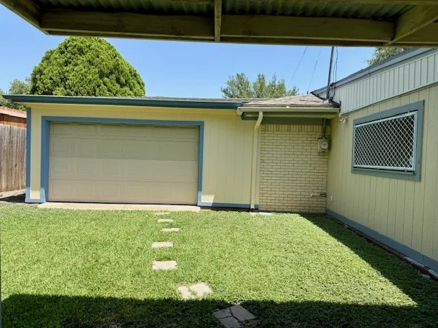 Single Family Residence For Rent in Tarrant County , 3820 Sagebrush Road, Benbrook, Texas 76116, 3 Bedroom, 2 Bathroom, 2 Garage spaces, 1,631 Sqft, built in 1967, mls#21325859, Real Estate Agent in Benbrook, Homes For Rent in Tarrant county, Homes For Rent in Benbrook, Realtor in Benbrook Texas, Real Estate Brokerage Independent Realty Texas, Luminita Cordes Realtor