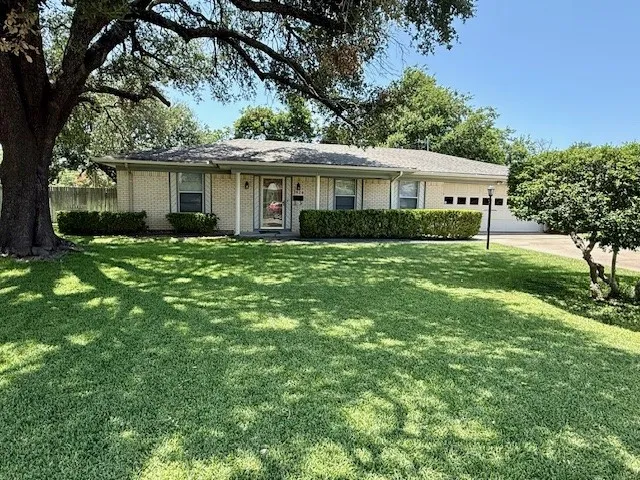 Single Family Residence For Rent in Tarrant County , 3820 Sagebrush Road, Benbrook, Texas 76116, 3 Bedroom, 2 Bathroom, 2 Garage spaces, 1,631 Sqft, built in 1967, mls#21325859, Real Estate Agent in Benbrook, Homes For Rent in Tarrant county, Homes For Rent in Benbrook, Realtor in Benbrook Texas, Real Estate Brokerage Independent Realty Texas, Luminita Cordes Realtor