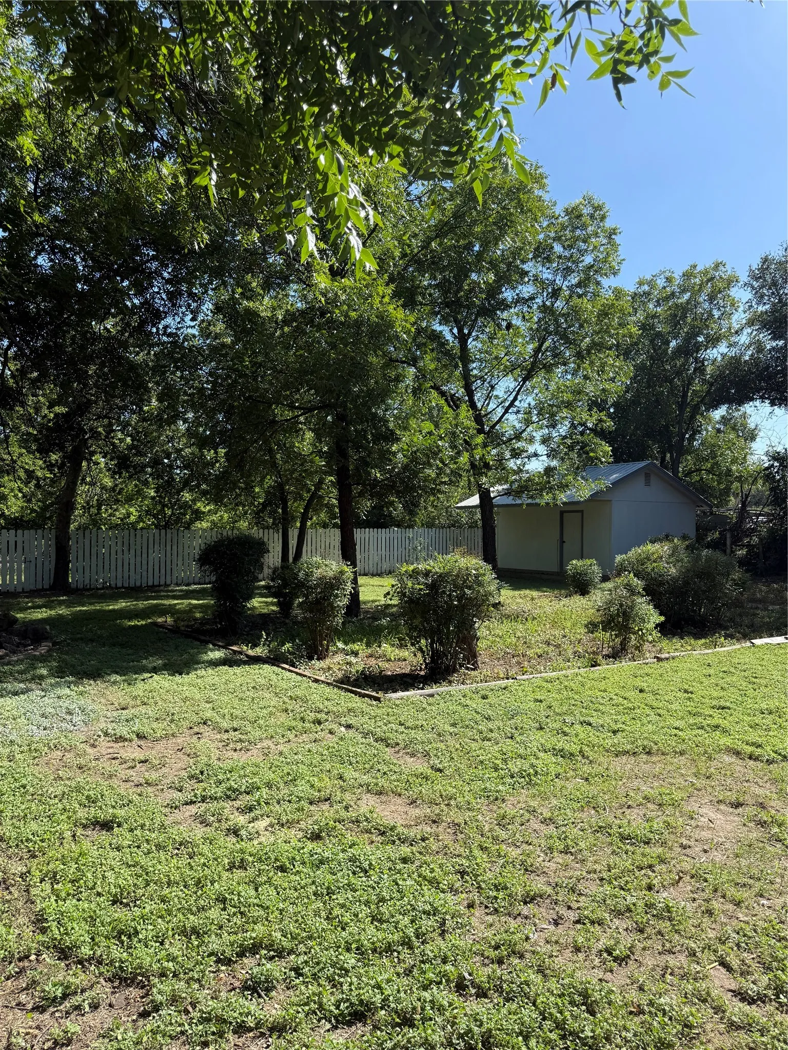 Single Family Residence For Sale in Brown County , 405 W Hall Street, Bangs, Texas 76823, 4 Bedroom, 2 Bathroom, Garage spaces, 1,452 Sqft, built in 1990, mls#21342017, Real Estate Agent in Bangs, Homes For Sale in Brown county, Homes For Sale in Bangs, Realtor in Bangs Texas, Real Estate Brokerage Independent Realty Texas, Luminita Cordes Realtor