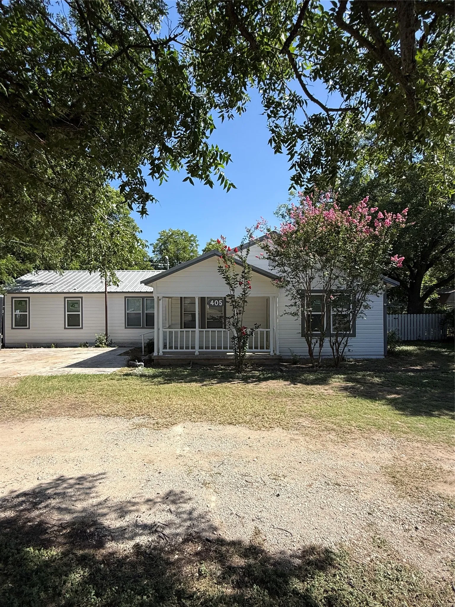Single Family Residence For Sale in Brown County , 405 W Hall Street, Bangs, Texas 76823, 4 Bedroom, 2 Bathroom, Garage spaces, 1,452 Sqft, built in 1990, mls#21342017, Real Estate Agent in Bangs, Homes For Sale in Brown county, Homes For Sale in Bangs, Realtor in Bangs Texas, Real Estate Brokerage Independent Realty Texas, Luminita Cordes Realtor