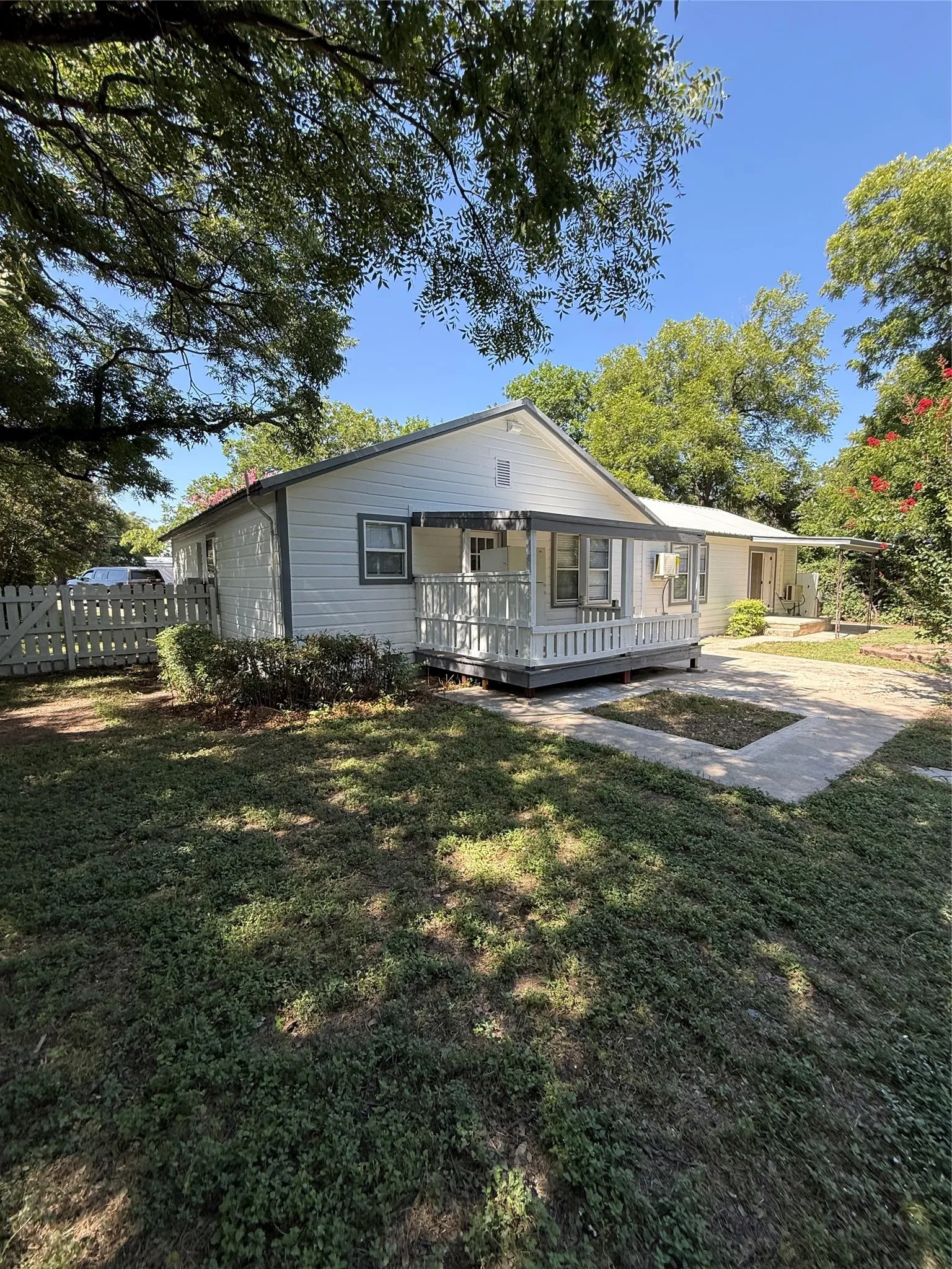 Single Family Residence For Sale in Brown County , 405 W Hall Street, Bangs, Texas 76823, 4 Bedroom, 2 Bathroom, Garage spaces, 1,452 Sqft, built in 1990, mls#21342017, Real Estate Agent in Bangs, Homes For Sale in Brown county, Homes For Sale in Bangs, Realtor in Bangs Texas, Real Estate Brokerage Independent Realty Texas, Luminita Cordes Realtor