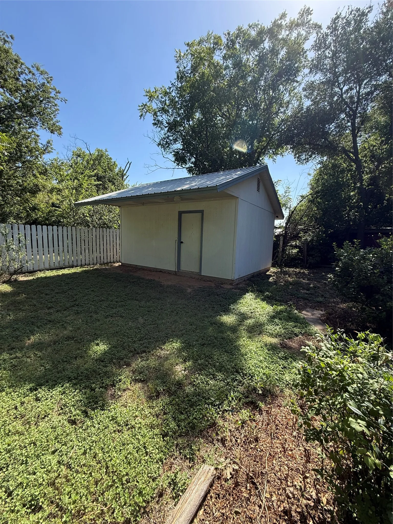 Single Family Residence For Sale in Brown County , 405 W Hall Street, Bangs, Texas 76823, 4 Bedroom, 2 Bathroom, Garage spaces, 1,452 Sqft, built in 1990, mls#21342017, Real Estate Agent in Bangs, Homes For Sale in Brown county, Homes For Sale in Bangs, Realtor in Bangs Texas, Real Estate Brokerage Independent Realty Texas, Luminita Cordes Realtor