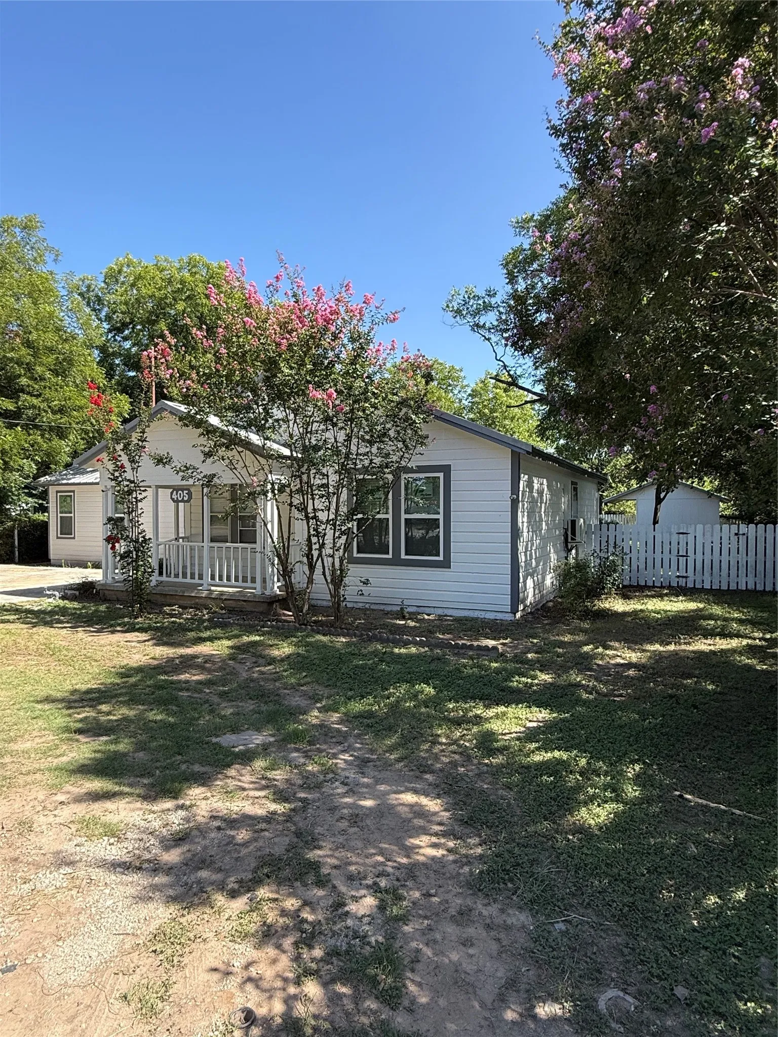 Single Family Residence For Sale in Brown County , 405 W Hall Street, Bangs, Texas 76823, 4 Bedroom, 2 Bathroom, Garage spaces, 1,452 Sqft, built in 1990, mls#21342017, Real Estate Agent in Bangs, Homes For Sale in Brown county, Homes For Sale in Bangs, Realtor in Bangs Texas, Real Estate Brokerage Independent Realty Texas, Luminita Cordes Realtor