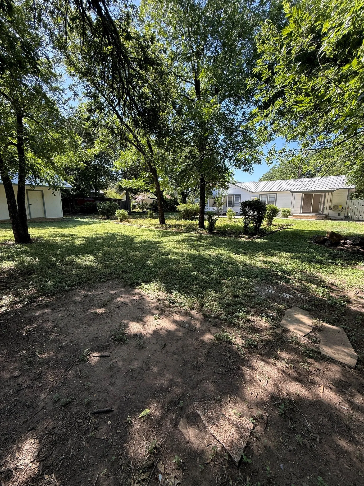 Single Family Residence For Sale in Brown County , 405 W Hall Street, Bangs, Texas 76823, 4 Bedroom, 2 Bathroom, Garage spaces, 1,452 Sqft, built in 1990, mls#21342017, Real Estate Agent in Bangs, Homes For Sale in Brown county, Homes For Sale in Bangs, Realtor in Bangs Texas, Real Estate Brokerage Independent Realty Texas, Luminita Cordes Realtor