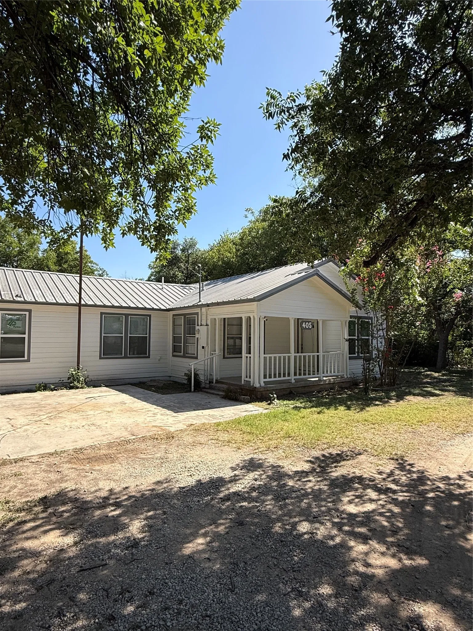 Single Family Residence For Sale in Brown County , 405 W Hall Street, Bangs, Texas 76823, 4 Bedroom, 2 Bathroom, Garage spaces, 1,452 Sqft, built in 1990, mls#21342017, Real Estate Agent in Bangs, Homes For Sale in Brown county, Homes For Sale in Bangs, Realtor in Bangs Texas, Real Estate Brokerage Independent Realty Texas, Luminita Cordes Realtor