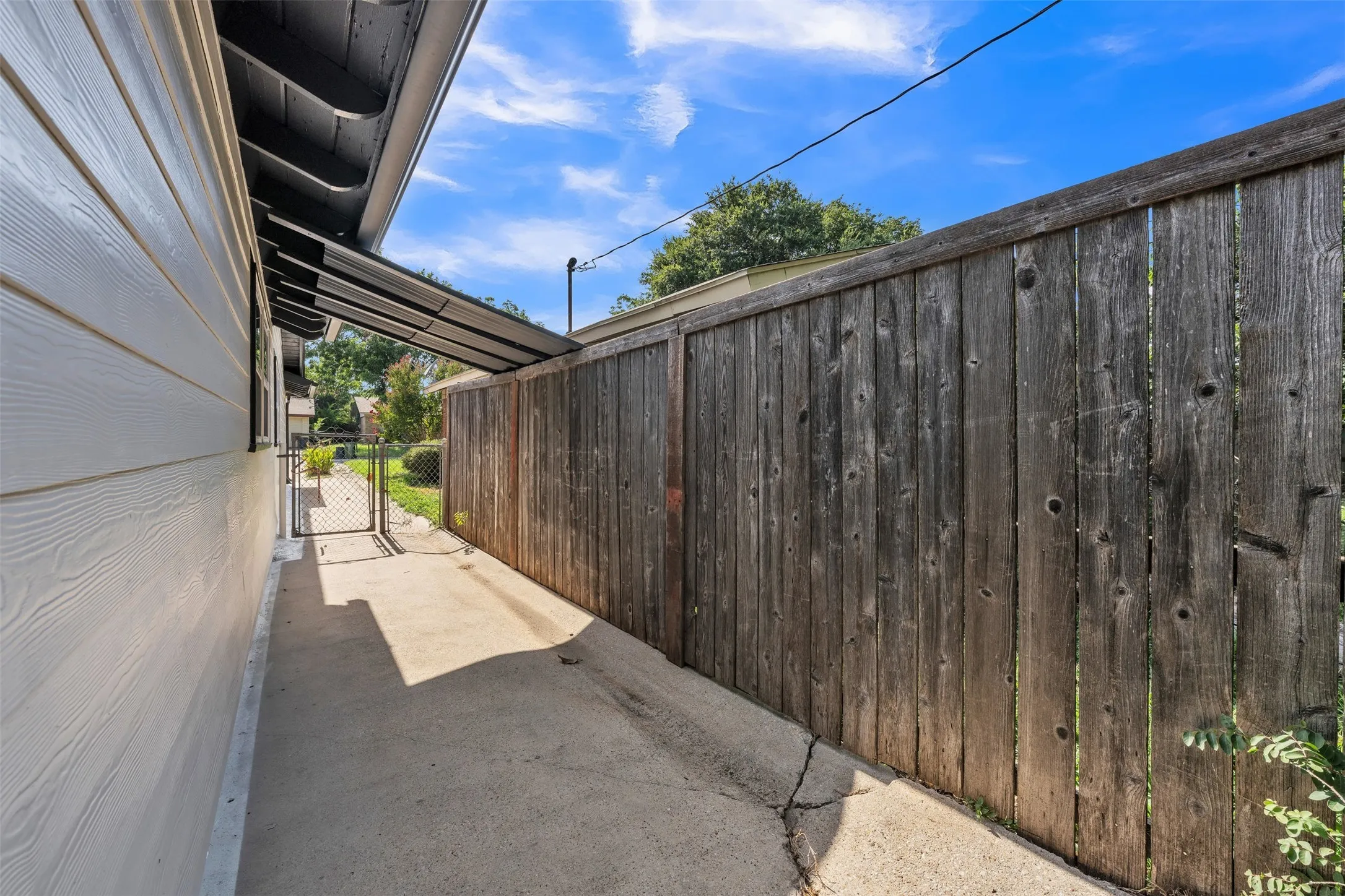 Single Family Residence For Sale in Tarrant County , 408 Simmons Drive, Hurst, Texas 76053, 3 Bedroom, 2 Bathroom, Garage spaces, 1,734 Sqft, built in 1960, mls#21341842, Real Estate Agent in Hurst, Homes For Sale in Tarrant county, Homes For Sale in Hurst, Realtor in Hurst Texas, Real Estate Brokerage Independent Realty Texas, Luminita Cordes Realtor