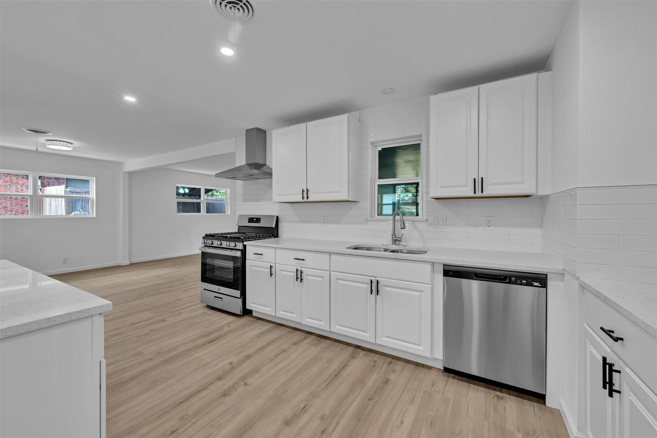 Single Family Residence For Sale in Tarrant County , 408 Simmons Drive, Hurst, Texas 76053, 3 Bedroom, 2 Bathroom, Garage spaces, 1,734 Sqft, built in 1960, mls#21341842, Real Estate Agent in Hurst, Homes For Sale in Tarrant county, Homes For Sale in Hurst, Realtor in Hurst Texas, Real Estate Brokerage Independent Realty Texas, Luminita Cordes Realtor