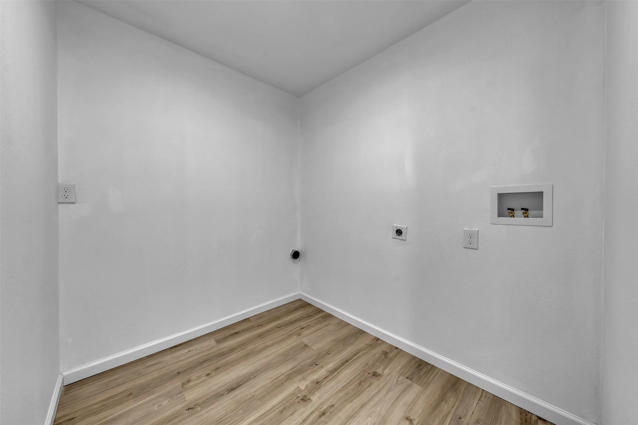 Single Family Residence For Sale in Tarrant County , 408 Simmons Drive, Hurst, Texas 76053, 3 Bedroom, 2 Bathroom, Garage spaces, 1,734 Sqft, built in 1960, mls#21341842, Real Estate Agent in Hurst, Homes For Sale in Tarrant county, Homes For Sale in Hurst, Realtor in Hurst Texas, Real Estate Brokerage Independent Realty Texas, Luminita Cordes Realtor