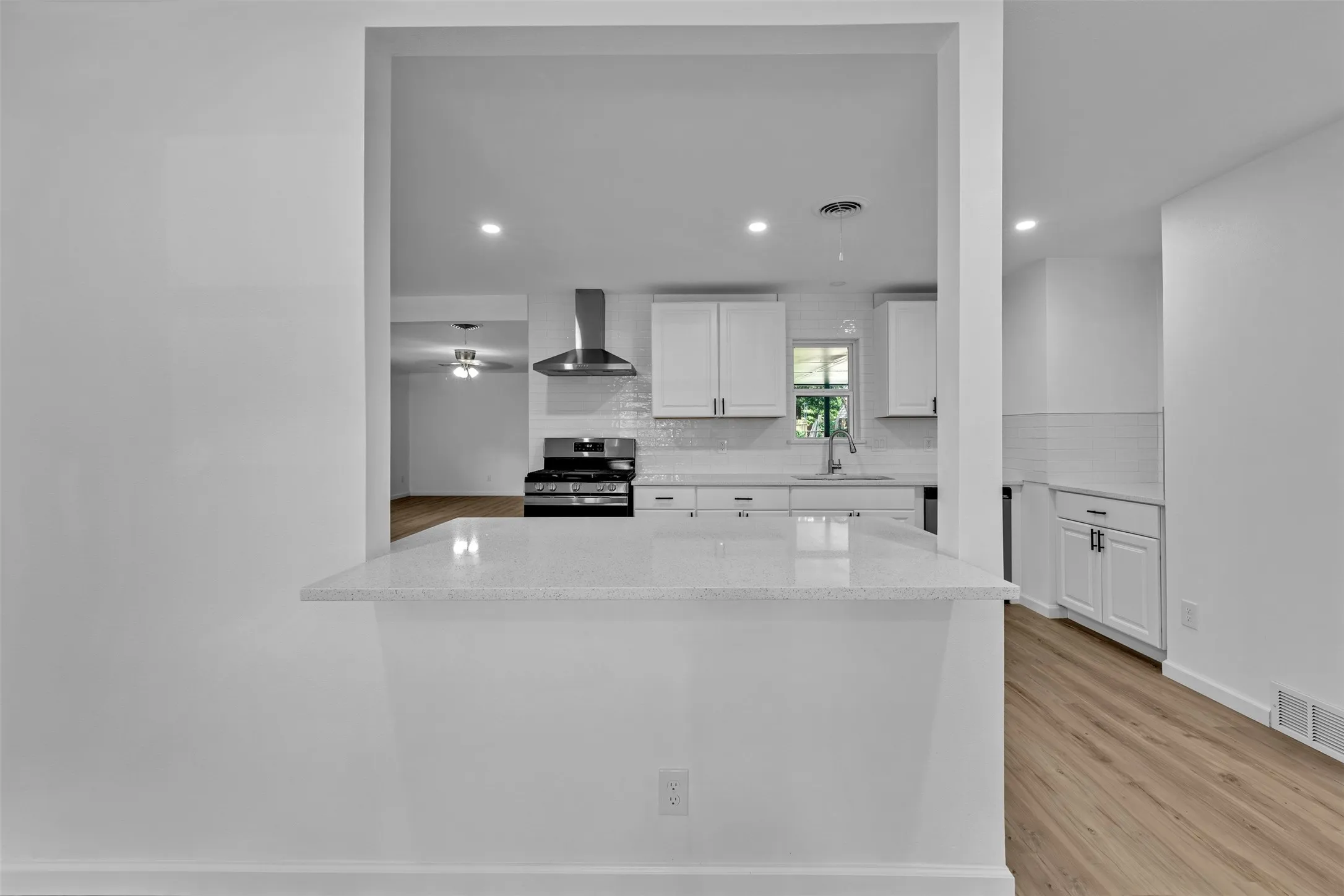 Single Family Residence For Sale in Tarrant County , 408 Simmons Drive, Hurst, Texas 76053, 3 Bedroom, 2 Bathroom, Garage spaces, 1,734 Sqft, built in 1960, mls#21341842, Real Estate Agent in Hurst, Homes For Sale in Tarrant county, Homes For Sale in Hurst, Realtor in Hurst Texas, Real Estate Brokerage Independent Realty Texas, Luminita Cordes Realtor
