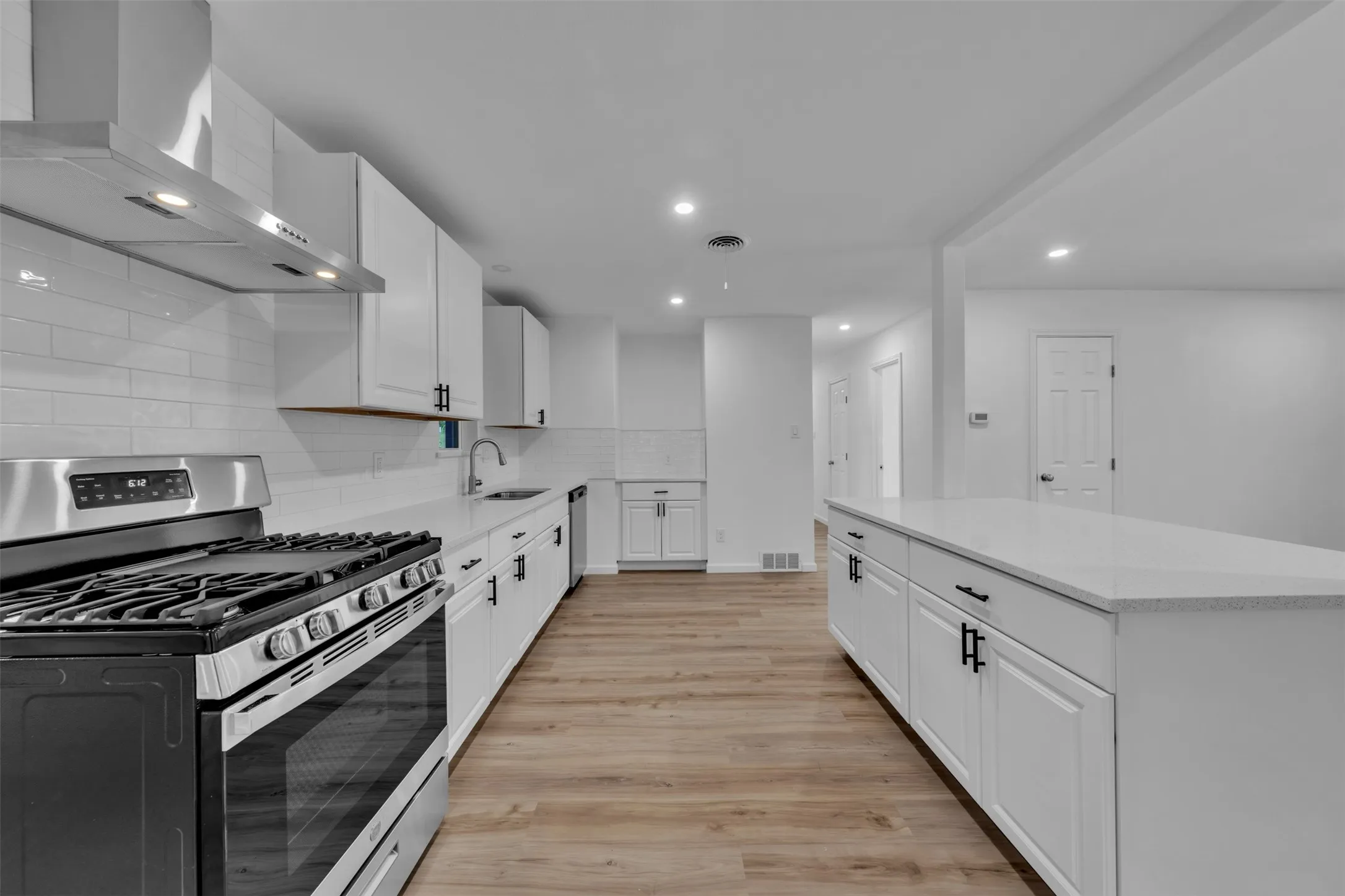 Single Family Residence For Sale in Tarrant County , 408 Simmons Drive, Hurst, Texas 76053, 3 Bedroom, 2 Bathroom, Garage spaces, 1,734 Sqft, built in 1960, mls#21341842, Real Estate Agent in Hurst, Homes For Sale in Tarrant county, Homes For Sale in Hurst, Realtor in Hurst Texas, Real Estate Brokerage Independent Realty Texas, Luminita Cordes Realtor