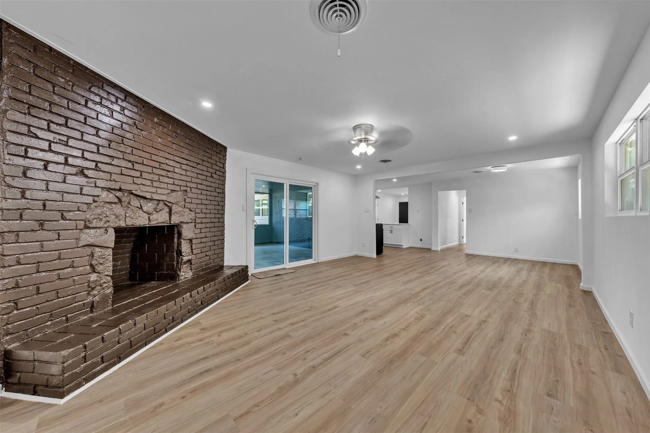 Single Family Residence For Sale in Tarrant County , 408 Simmons Drive, Hurst, Texas 76053, 3 Bedroom, 2 Bathroom, Garage spaces, 1,734 Sqft, built in 1960, mls#21341842, Real Estate Agent in Hurst, Homes For Sale in Tarrant county, Homes For Sale in Hurst, Realtor in Hurst Texas, Real Estate Brokerage Independent Realty Texas, Luminita Cordes Realtor