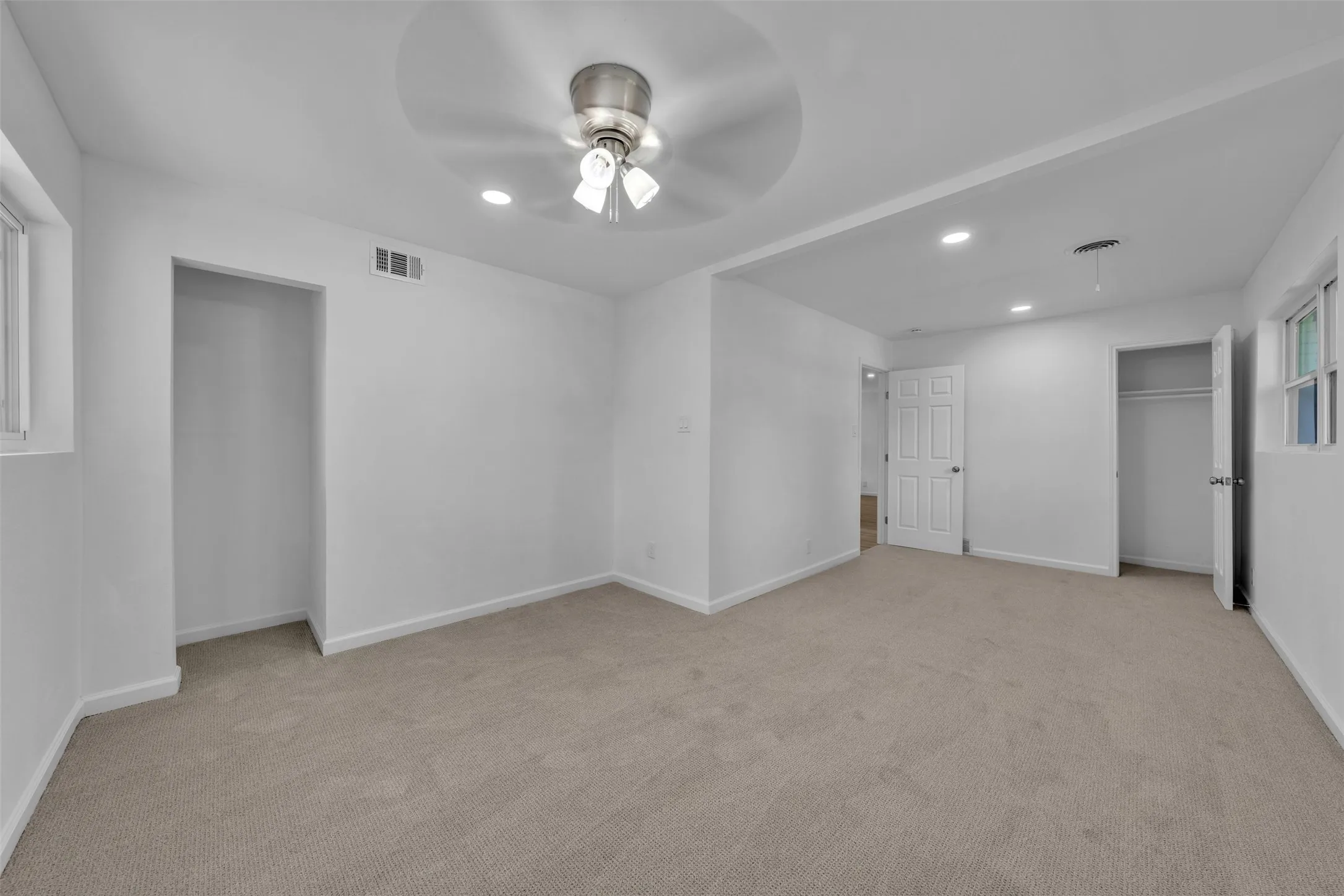 Single Family Residence For Sale in Tarrant County , 408 Simmons Drive, Hurst, Texas 76053, 3 Bedroom, 2 Bathroom, Garage spaces, 1,734 Sqft, built in 1960, mls#21341842, Real Estate Agent in Hurst, Homes For Sale in Tarrant county, Homes For Sale in Hurst, Realtor in Hurst Texas, Real Estate Brokerage Independent Realty Texas, Luminita Cordes Realtor