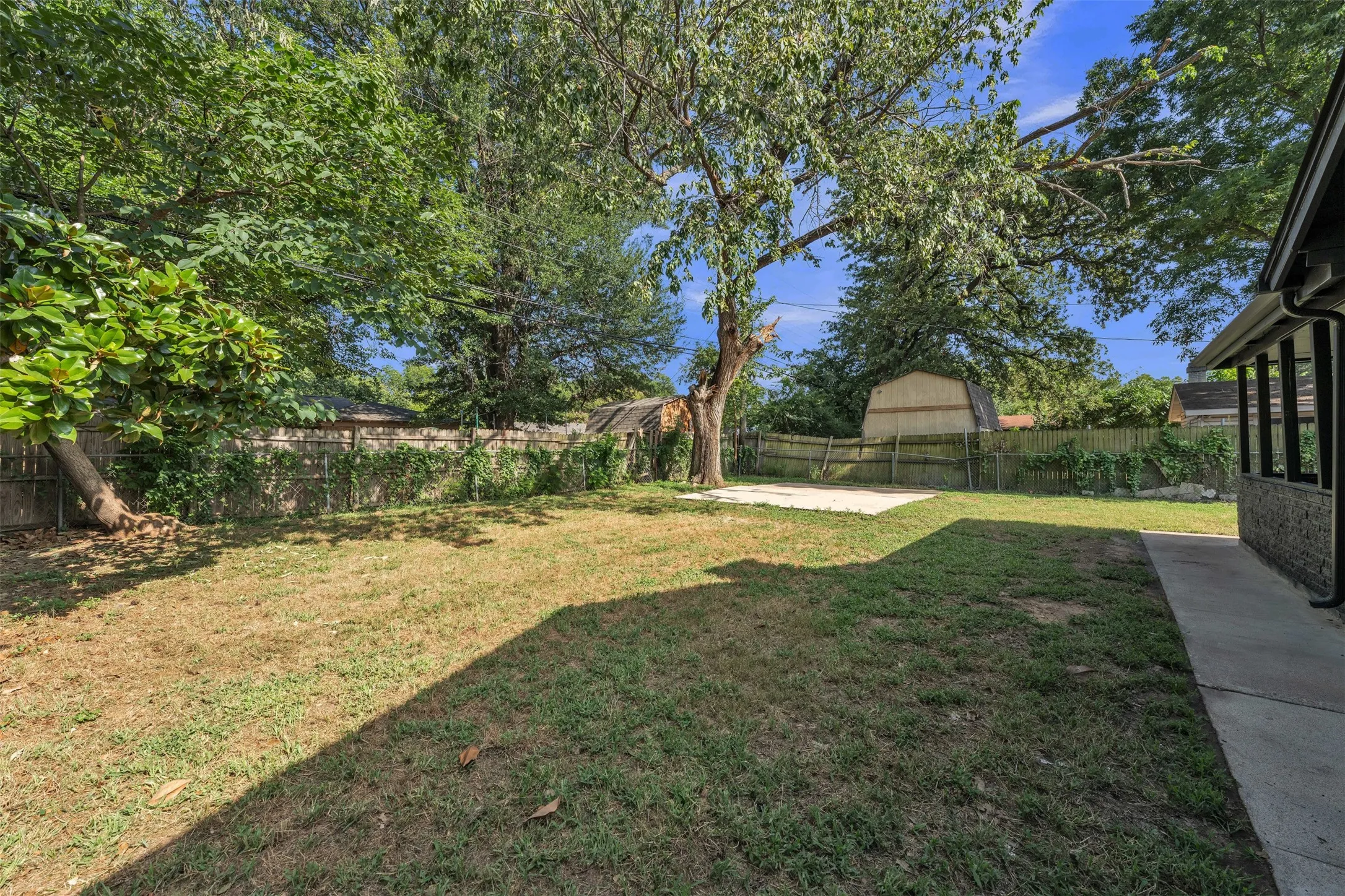 Single Family Residence For Sale in Tarrant County , 408 Simmons Drive, Hurst, Texas 76053, 3 Bedroom, 2 Bathroom, Garage spaces, 1,734 Sqft, built in 1960, mls#21341842, Real Estate Agent in Hurst, Homes For Sale in Tarrant county, Homes For Sale in Hurst, Realtor in Hurst Texas, Real Estate Brokerage Independent Realty Texas, Luminita Cordes Realtor