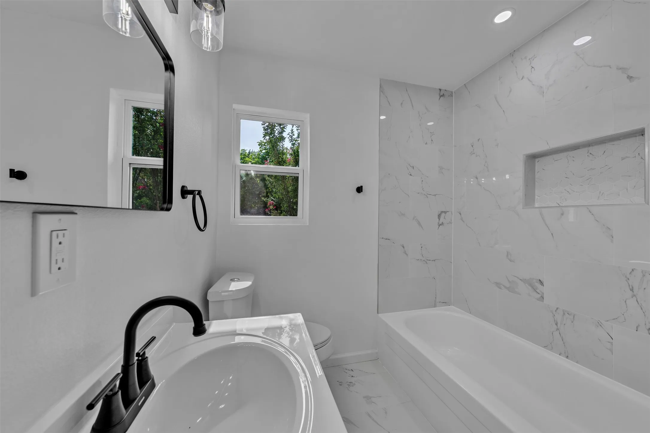 Single Family Residence For Sale in Tarrant County , 408 Simmons Drive, Hurst, Texas 76053, 3 Bedroom, 2 Bathroom, Garage spaces, 1,734 Sqft, built in 1960, mls#21341842, Real Estate Agent in Hurst, Homes For Sale in Tarrant county, Homes For Sale in Hurst, Realtor in Hurst Texas, Real Estate Brokerage Independent Realty Texas, Luminita Cordes Realtor