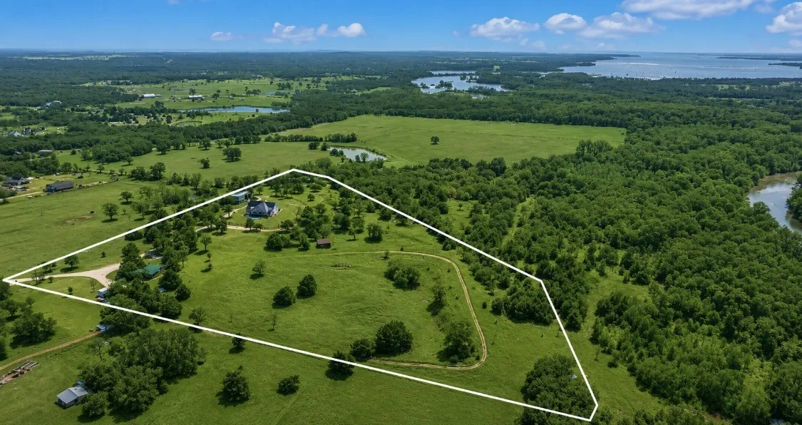 Single Family Residence For Sale in Cooke County , 1205 Northshore Lane, Valley View, Texas 76272, 4 Bedroom, 4 Bathroom, Garage spaces, 2,691 Sqft, built in 2019, mls#21342023, Real Estate Agent in Valley View, Homes For Sale in Cooke county, Homes For Sale in Valley View, Realtor in Valley View Texas, Real Estate Brokerage Independent Realty Texas, Luminita Cordes Realtor