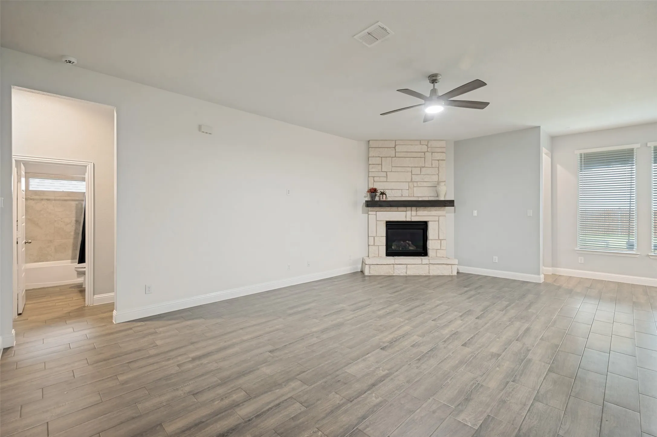 Single Family Residence For Sale in Denton County , 230 Clairmont Drive, Ponder, Texas 76259, 3 Bedroom, 2 Bathroom, 2 Garage spaces, 2,253 Sqft, built in 2022, mls#21342021, Real Estate Agent in Ponder, Homes For Sale in Denton county, Homes For Sale in Ponder, Realtor in Ponder Texas, Real Estate Brokerage Independent Realty Texas, Luminita Cordes Realtor