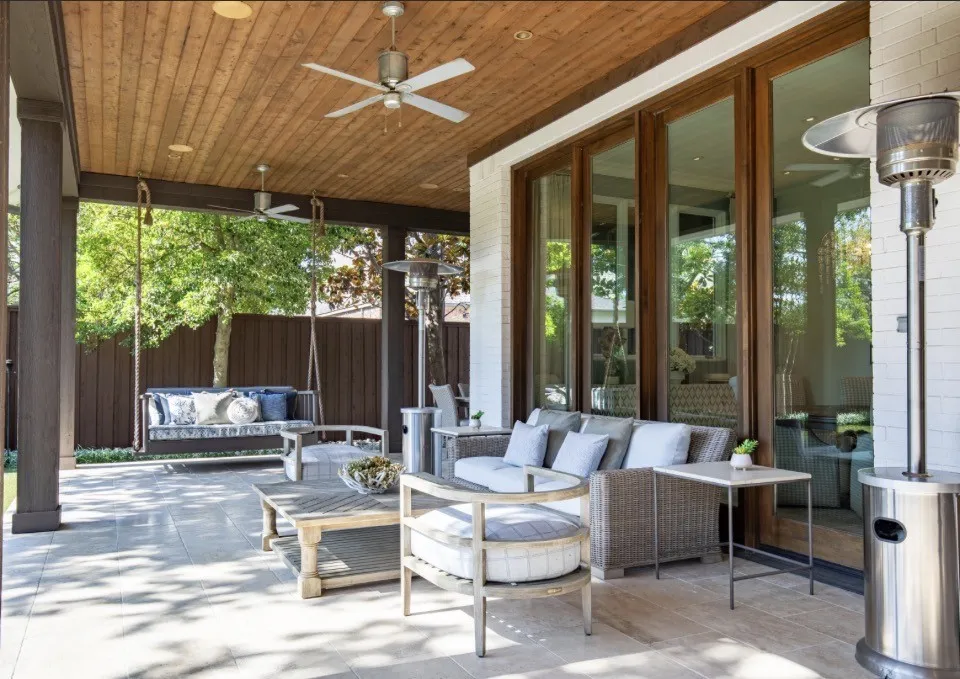 This wraps around to the back for additional seating and outdoor gas grilling