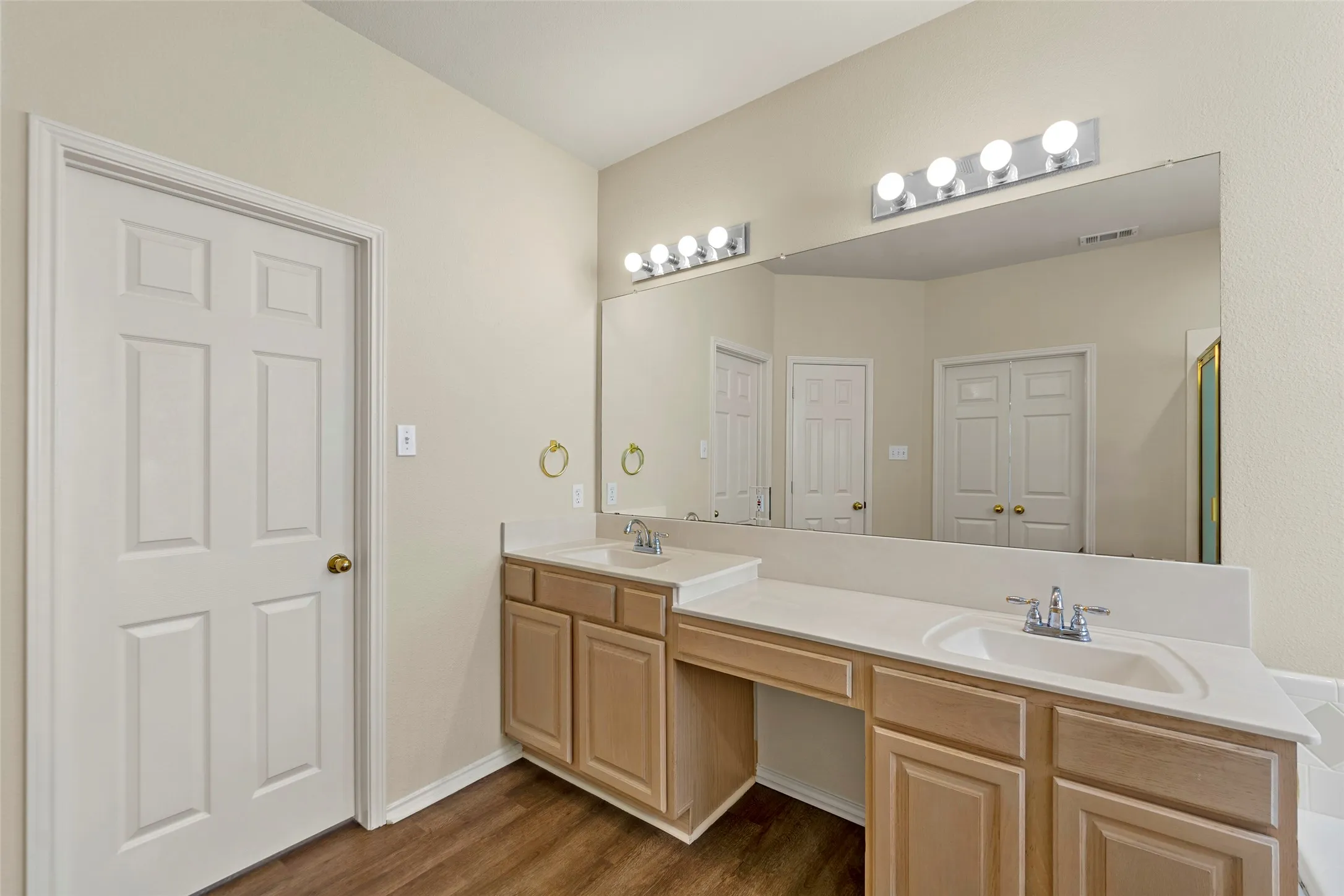 Single Family Residence For Rent in Collin County , 112 Sweetgum Drive, Murphy, Texas 75094, 4 Bedroom, 3 Bathroom, 3 Garage spaces, 3,020 Sqft, built in 1997, mls#21342033, Real Estate Agent in Murphy, Homes For Rent in Collin county, Homes For Rent in Murphy, Realtor in Murphy Texas, Real Estate Brokerage Independent Realty Texas, Luminita Cordes Realtor