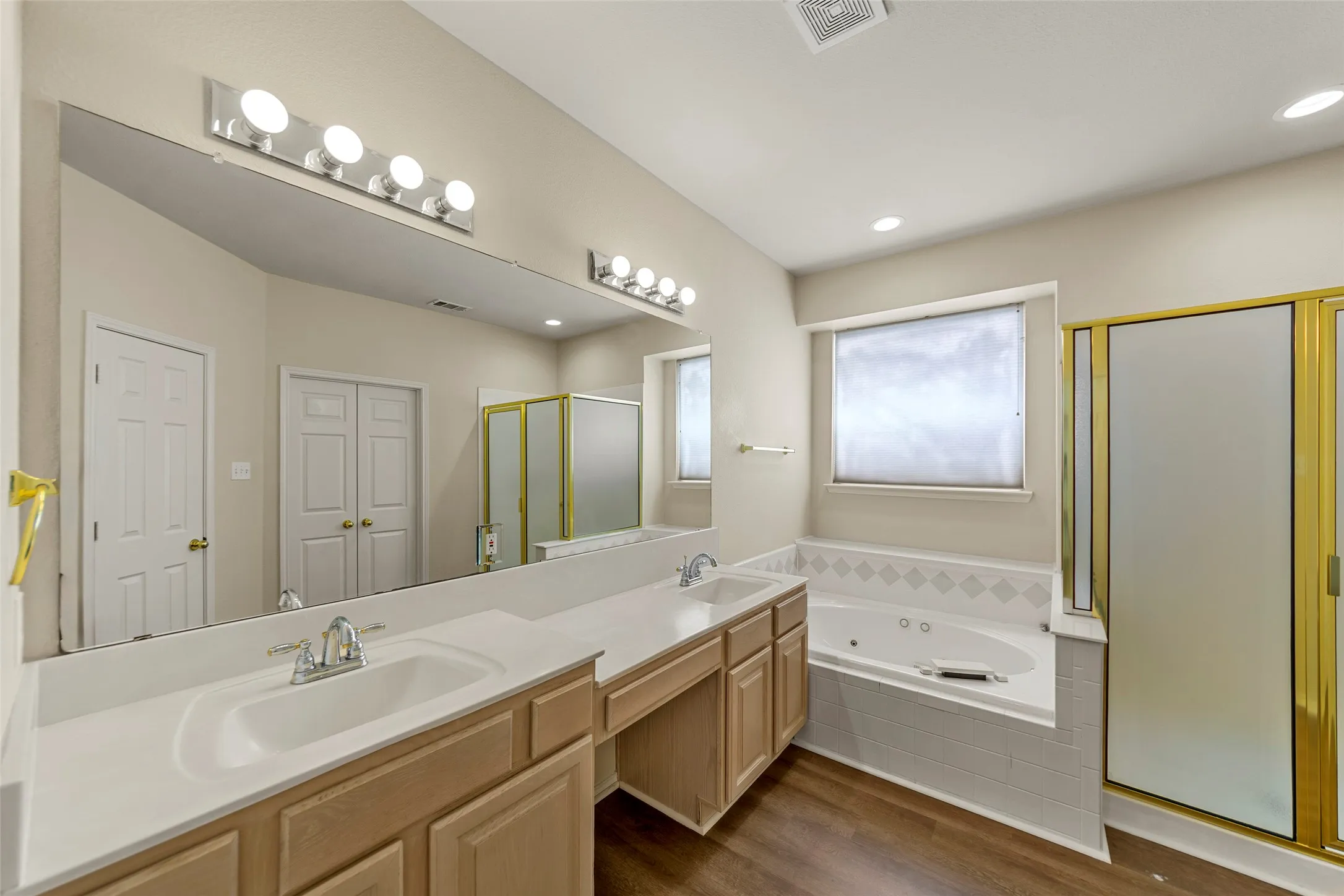 Single Family Residence For Rent in Collin County , 112 Sweetgum Drive, Murphy, Texas 75094, 4 Bedroom, 3 Bathroom, 3 Garage spaces, 3,020 Sqft, built in 1997, mls#21342033, Real Estate Agent in Murphy, Homes For Rent in Collin county, Homes For Rent in Murphy, Realtor in Murphy Texas, Real Estate Brokerage Independent Realty Texas, Luminita Cordes Realtor