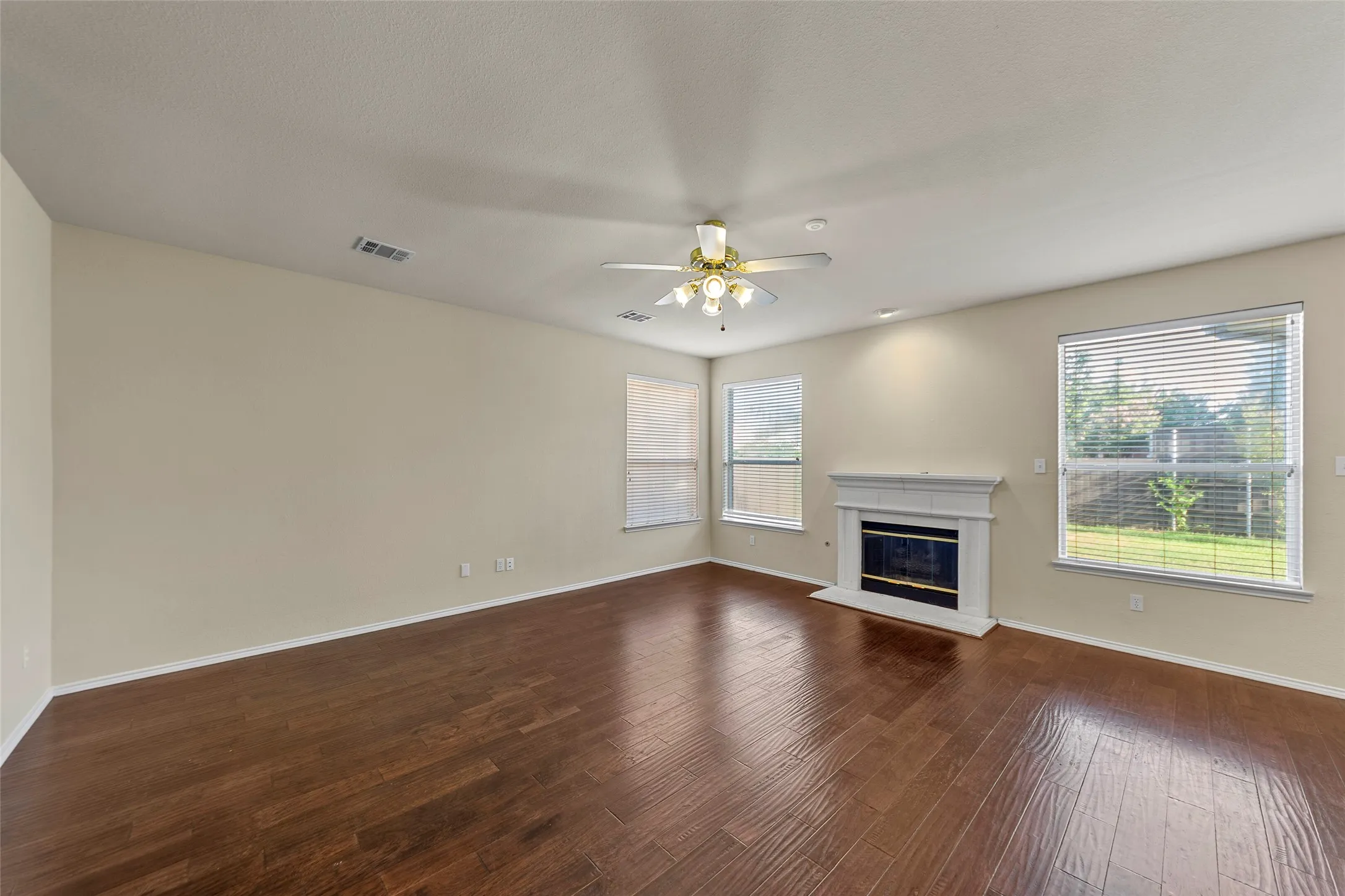 Single Family Residence For Rent in Collin County , 112 Sweetgum Drive, Murphy, Texas 75094, 4 Bedroom, 3 Bathroom, 3 Garage spaces, 3,020 Sqft, built in 1997, mls#21342033, Real Estate Agent in Murphy, Homes For Rent in Collin county, Homes For Rent in Murphy, Realtor in Murphy Texas, Real Estate Brokerage Independent Realty Texas, Luminita Cordes Realtor