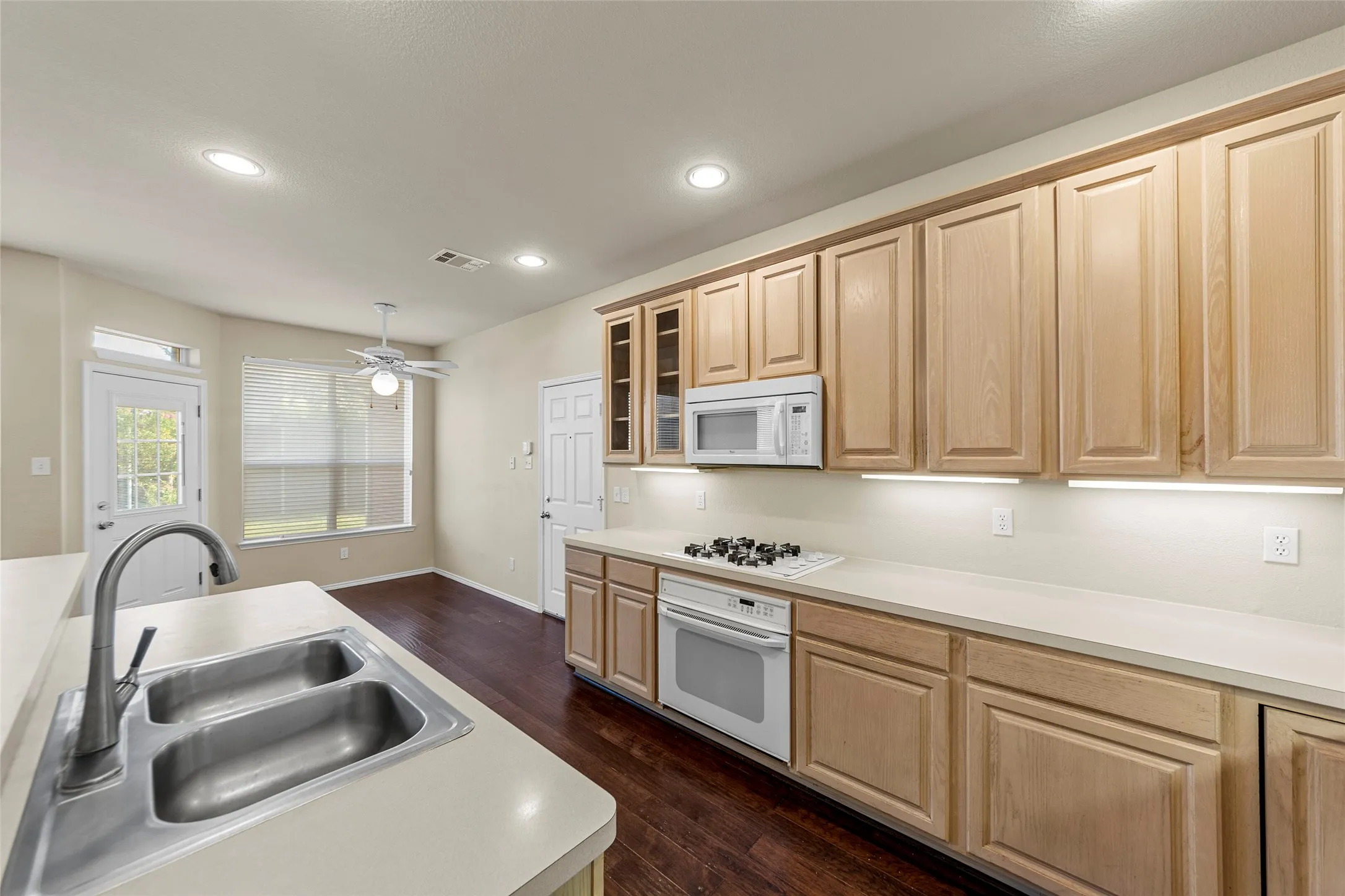 Single Family Residence For Rent in Collin County , 112 Sweetgum Drive, Murphy, Texas 75094, 4 Bedroom, 3 Bathroom, 3 Garage spaces, 3,020 Sqft, built in 1997, mls#21342033, Real Estate Agent in Murphy, Homes For Rent in Collin county, Homes For Rent in Murphy, Realtor in Murphy Texas, Real Estate Brokerage Independent Realty Texas, Luminita Cordes Realtor